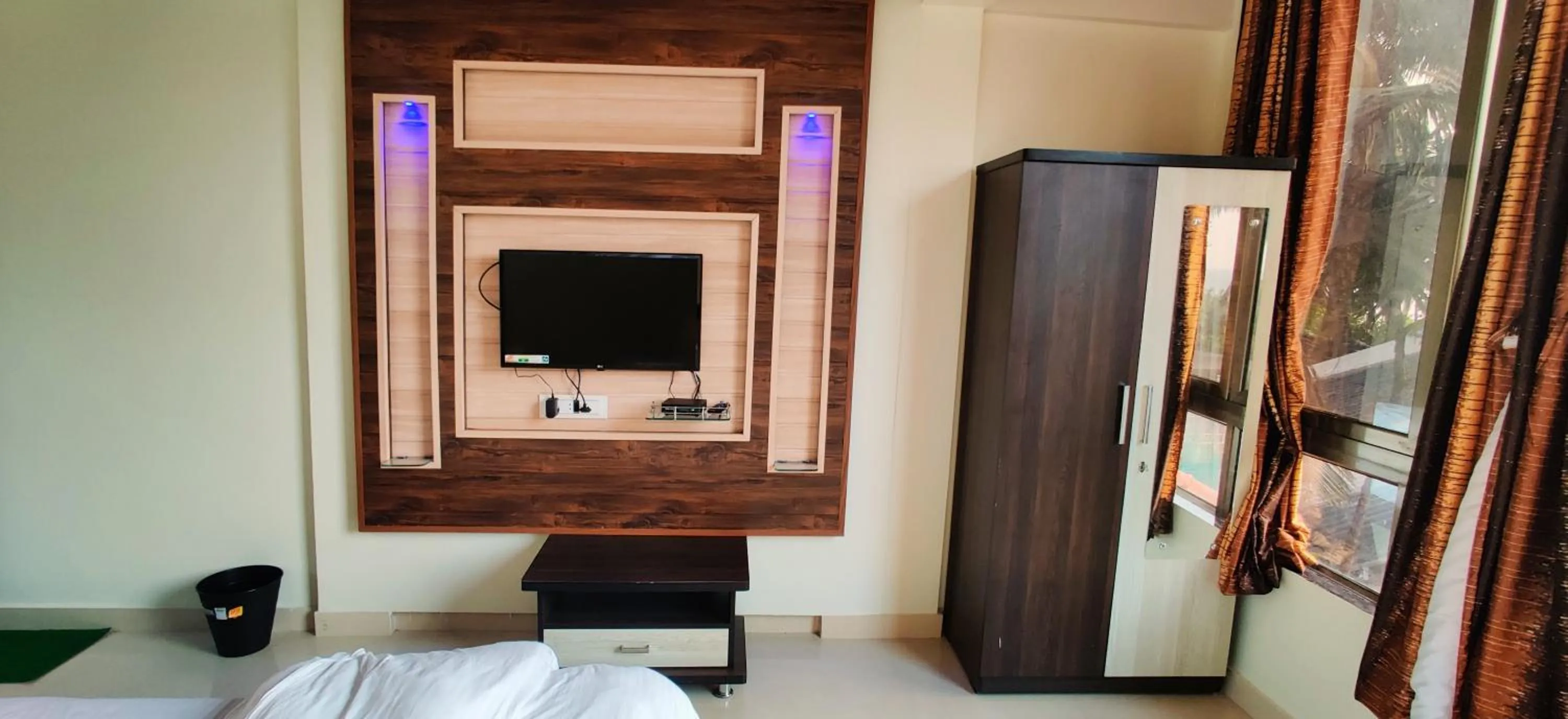 Bathroom, Bed in Happy Days Diveagar