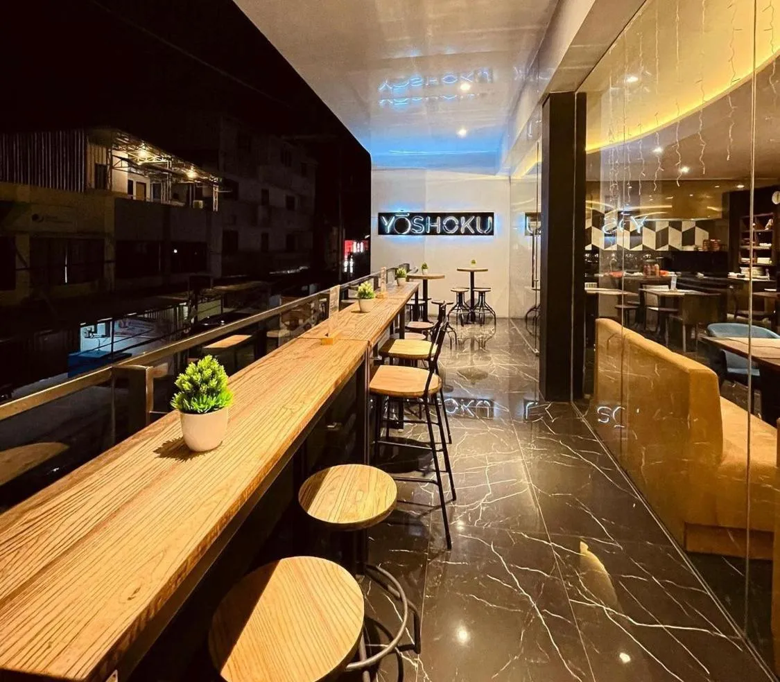 Restaurant/places to eat in Golden Palace Hotel