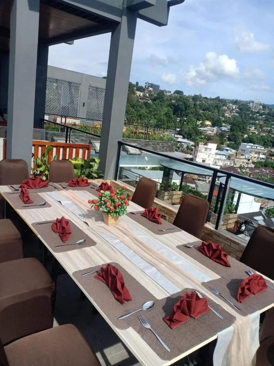 Restaurant/places to eat in Golden Palace Hotel