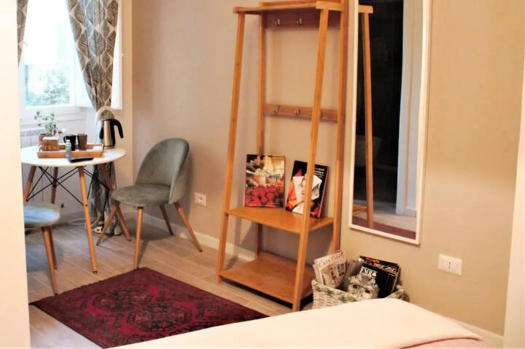 Coffee/tea facilities in Iola Rooms - Q9416