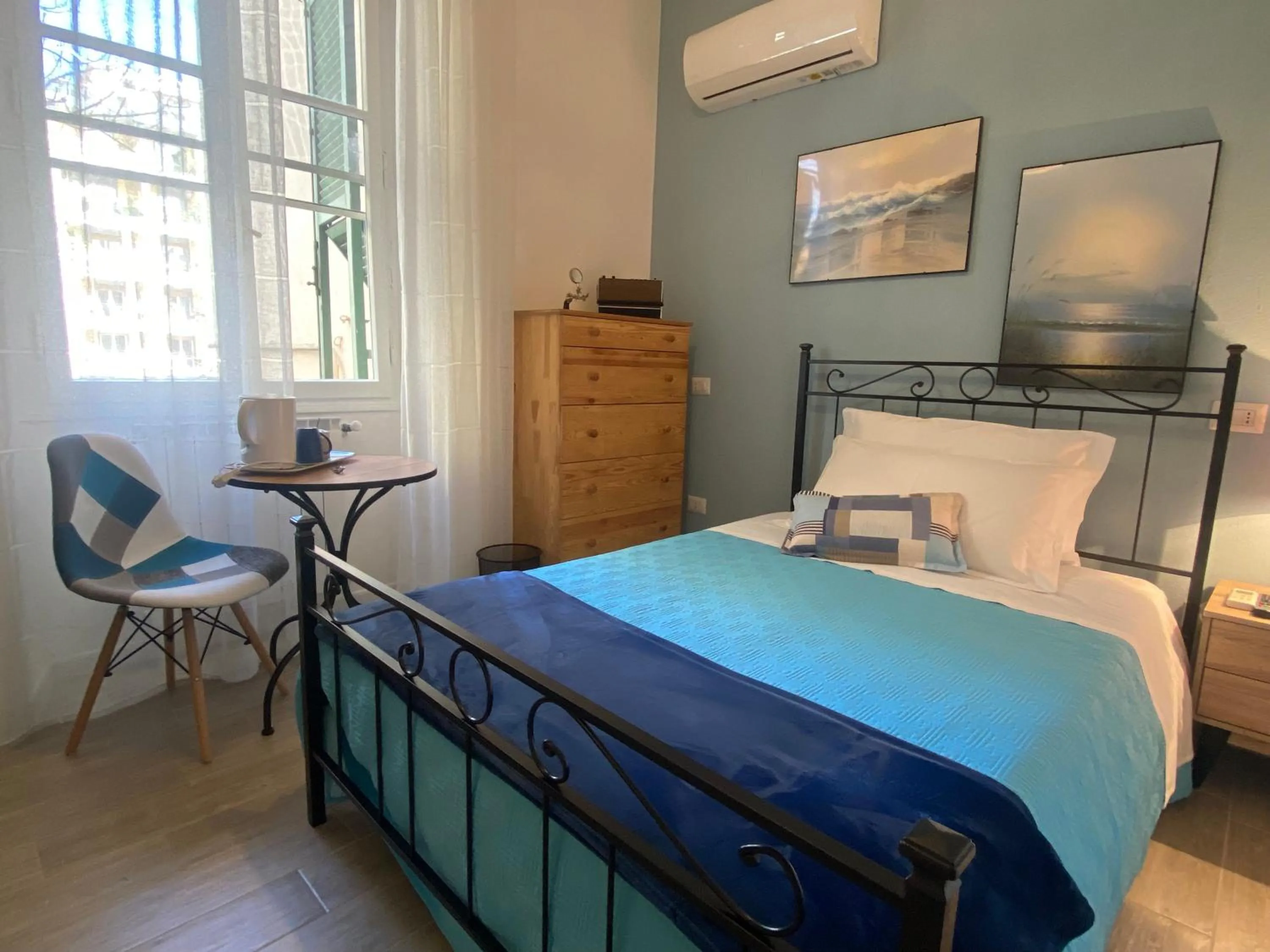 Bed in Iola Rooms - Q9416