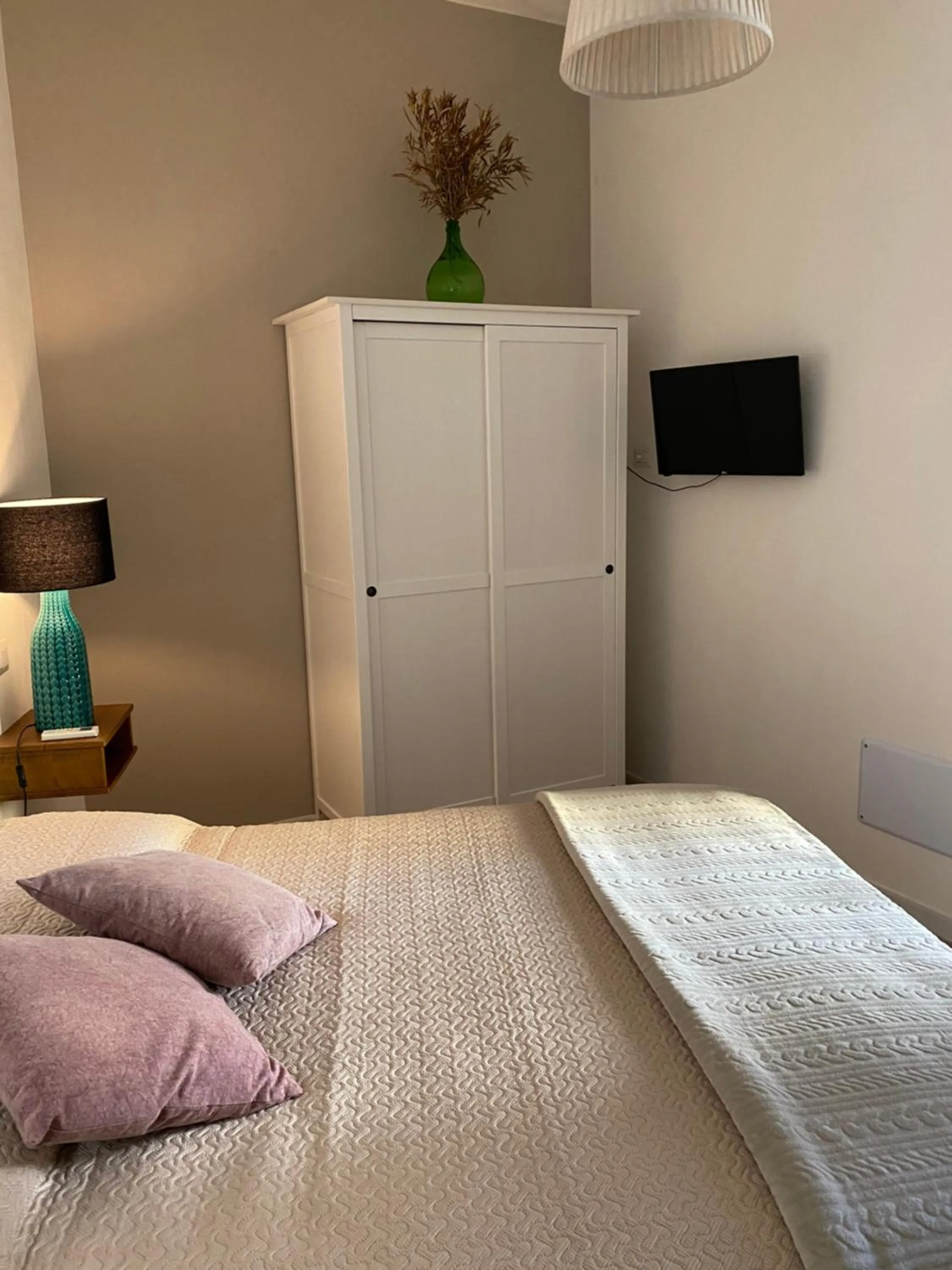 Bed in Iola Rooms - Q9416