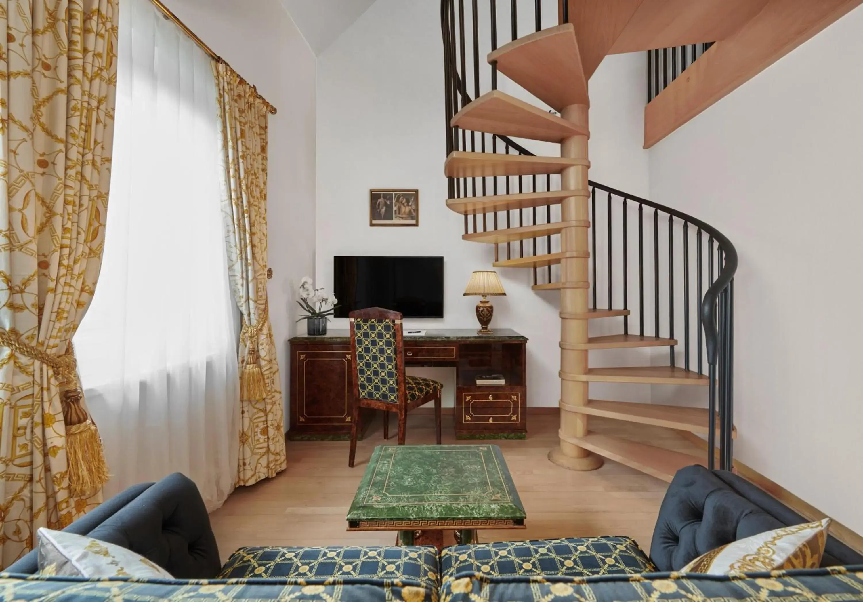 Photo of the whole room in Hotel Schwarzer Adler Innsbruck Photo of the whole room in Hotel Schwarzer Adler Innsbruck