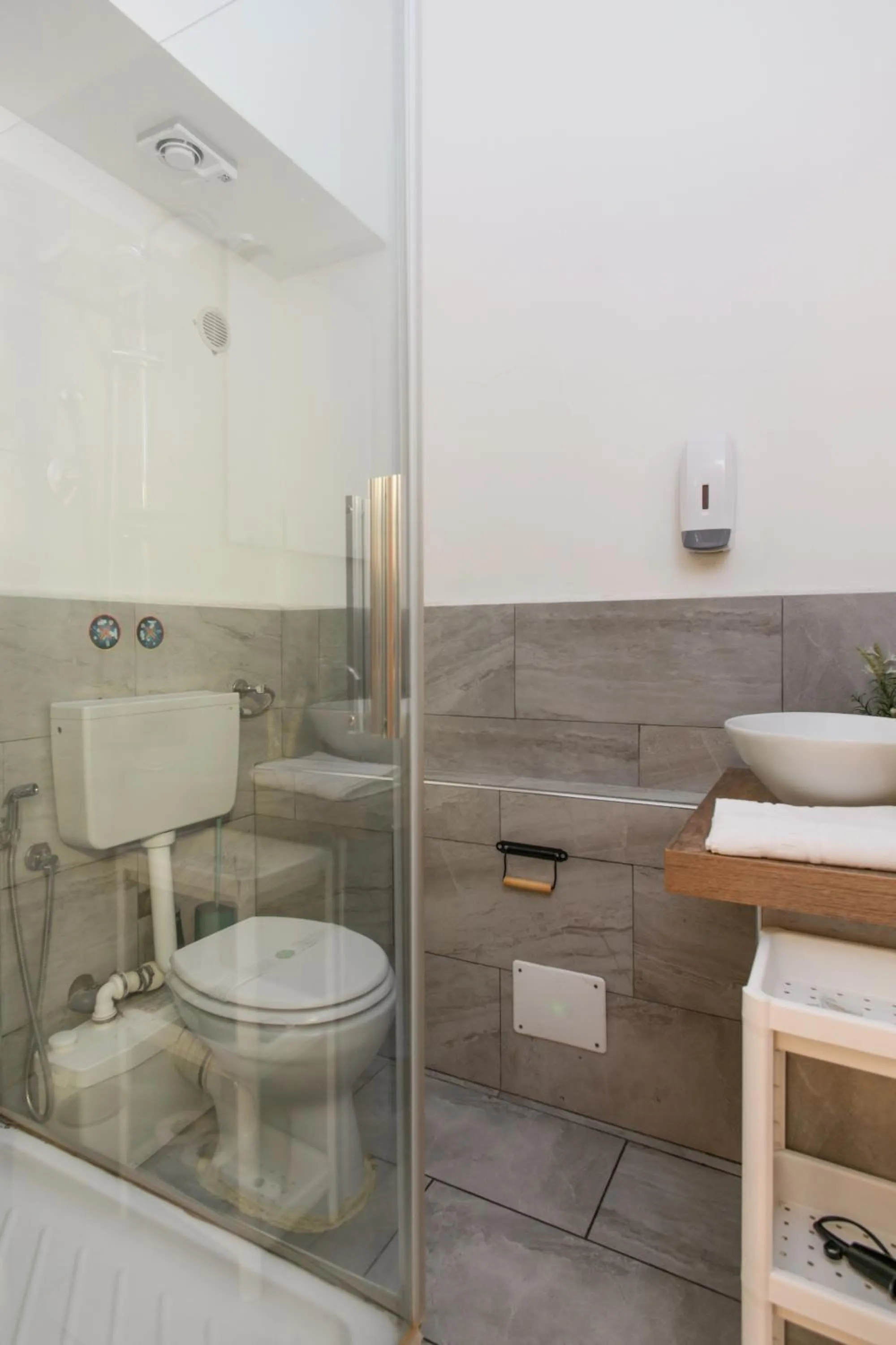 Shower in Inside Chiaia Rooms