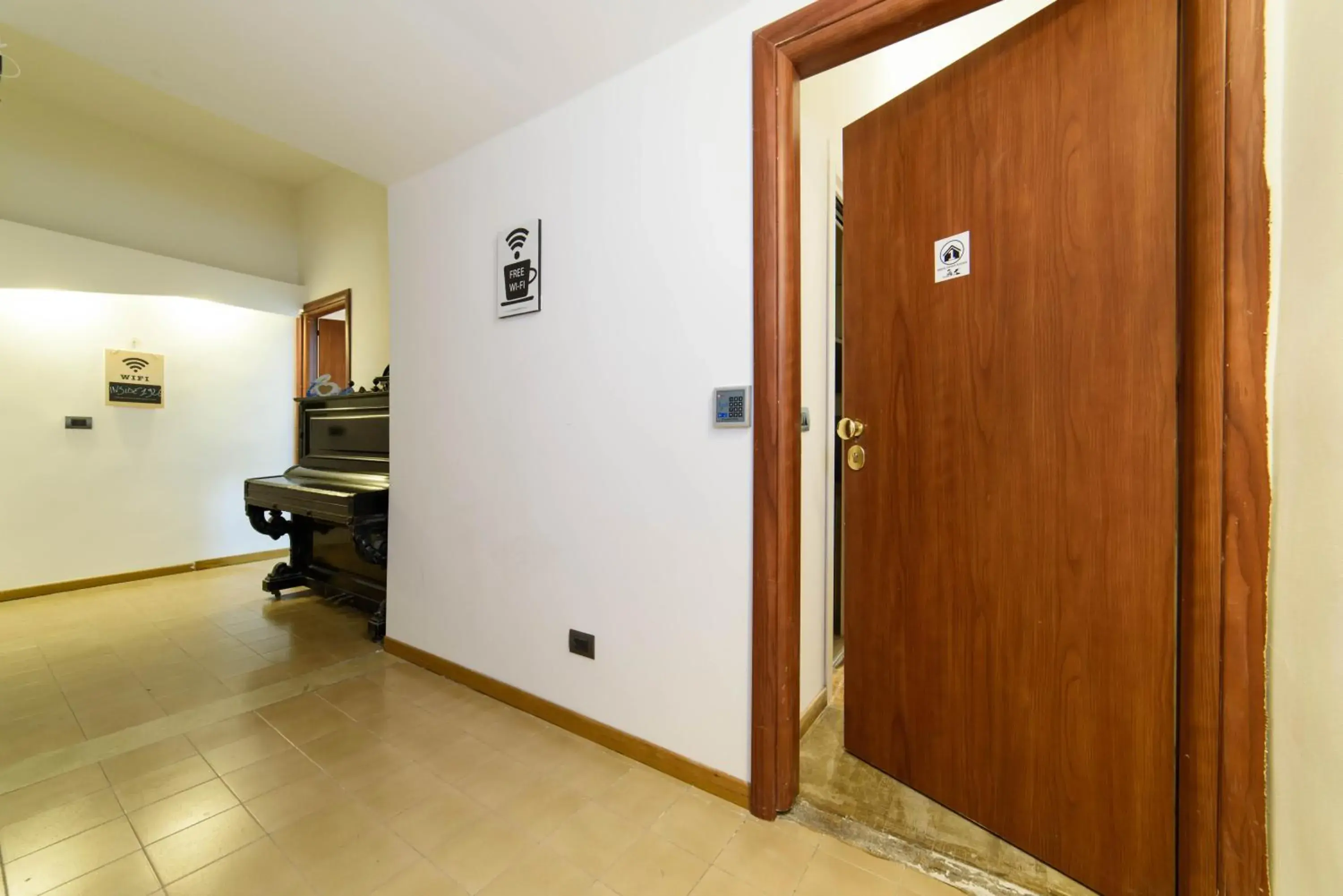 Property building in Inside Chiaia Rooms Property building in Inside Chiaia Rooms