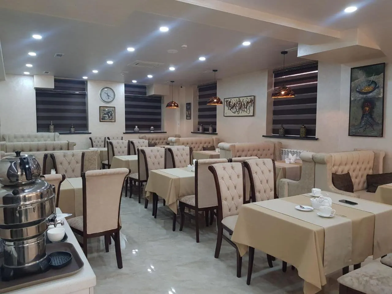 Restaurant/places to eat in Art Deluxe Hotel