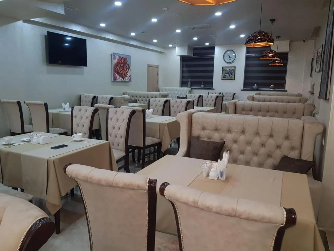 Restaurant/places to eat in Art Deluxe Hotel