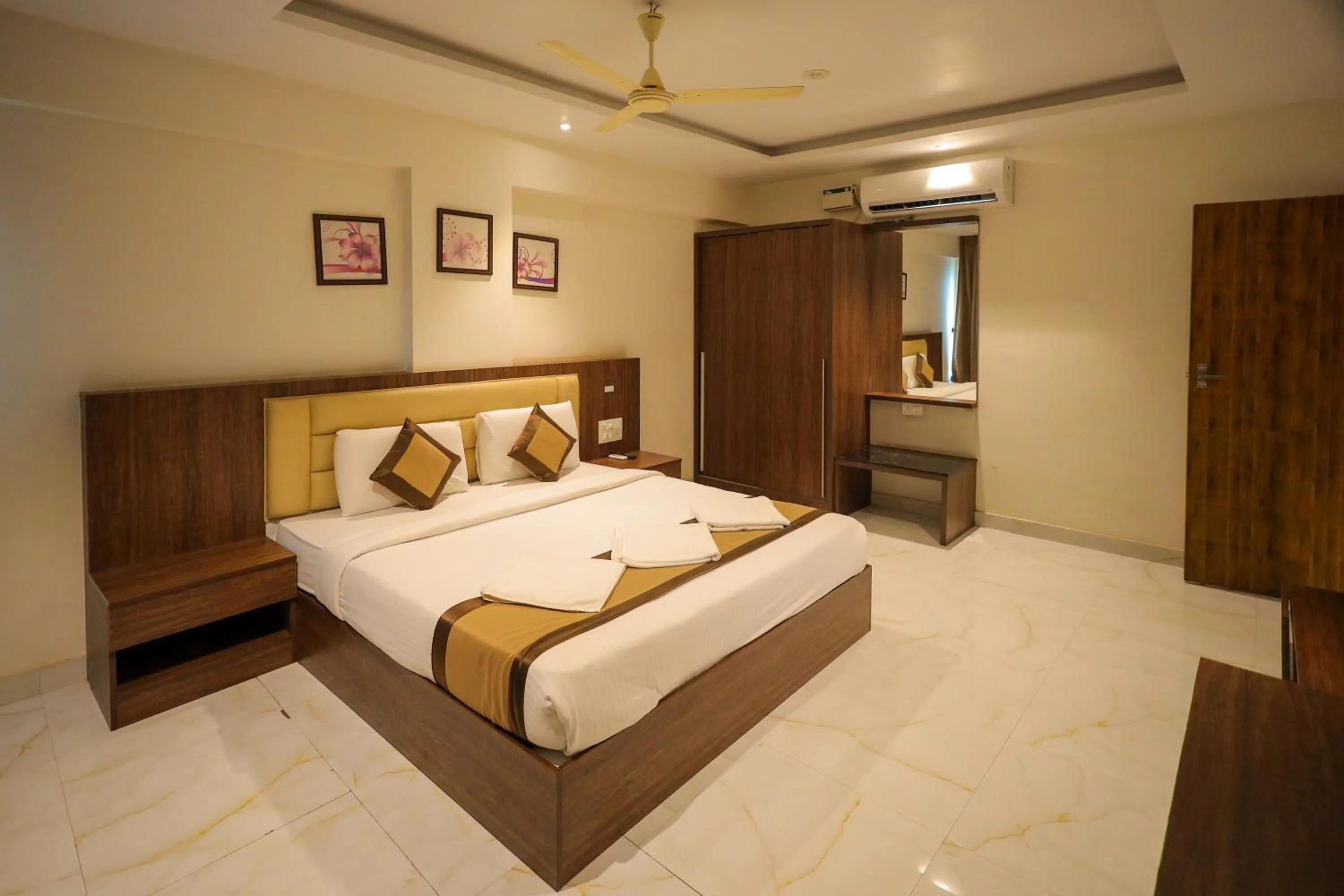 Bedroom, Bed in Adyar Plaza Inn by RAK Rooms, Mangaluru