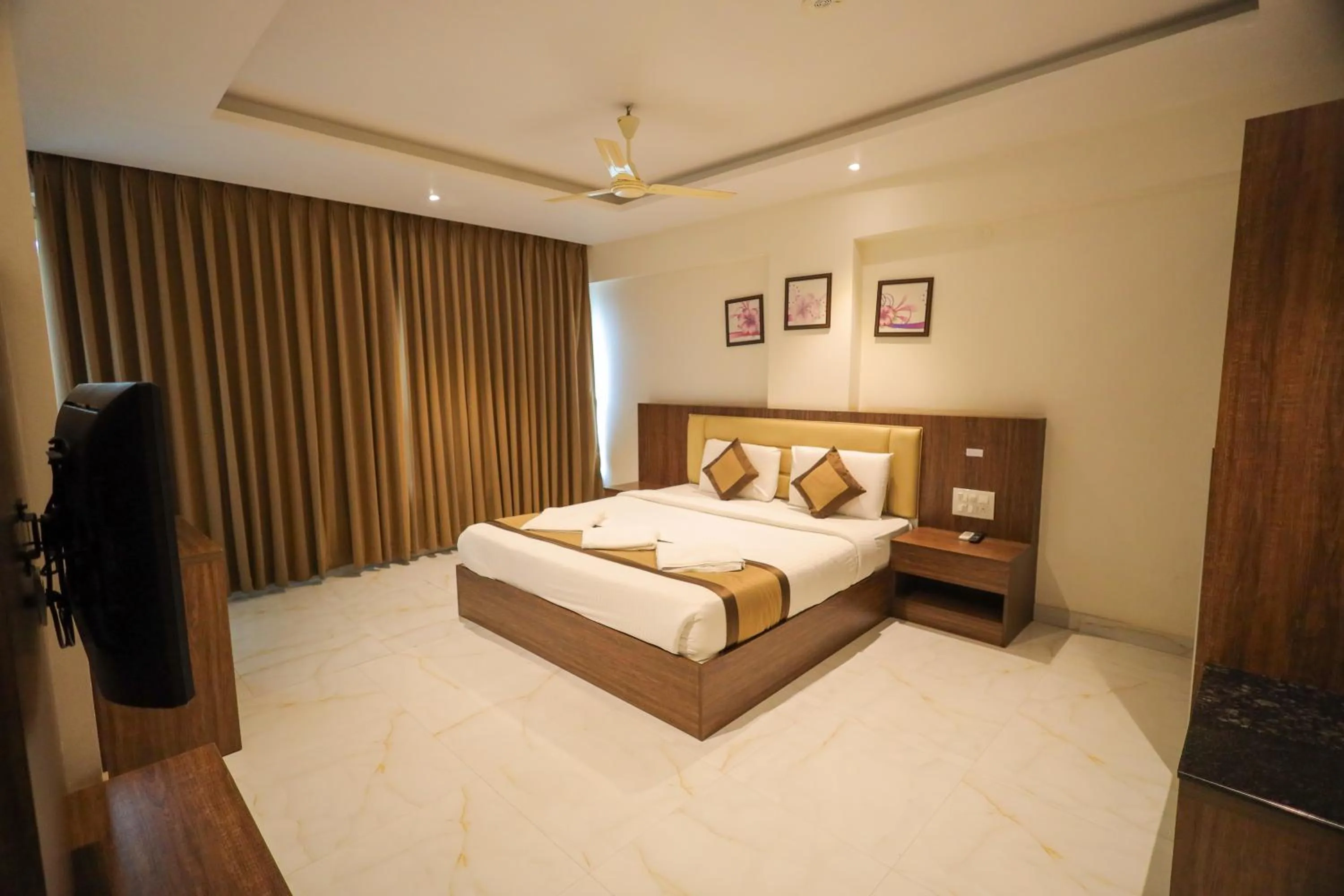 Bed in Adyar Plaza Inn by RAK Rooms, Mangaluru