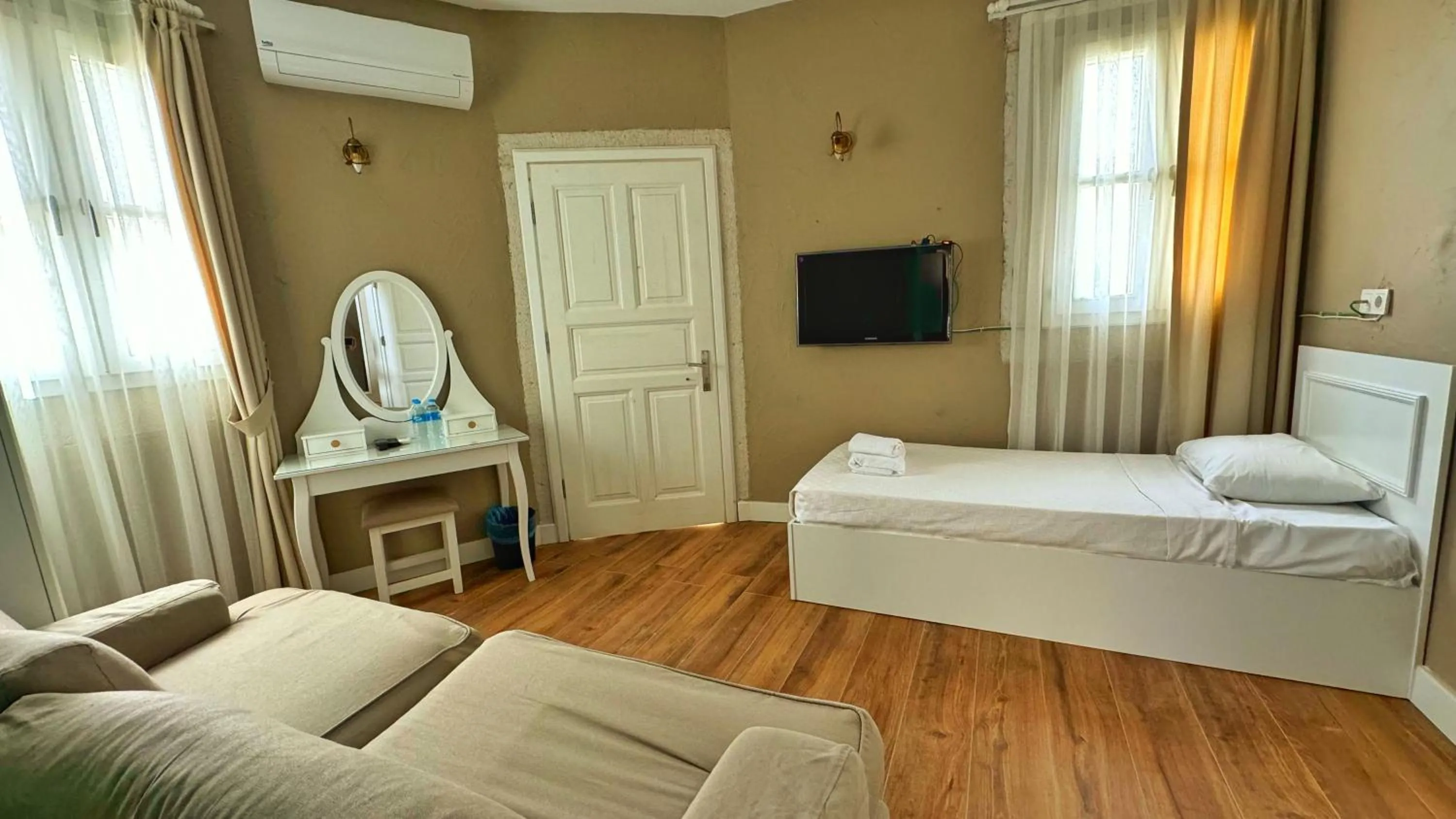 Photo of the whole room, Bed in Jardin d'Azur Alaçatı