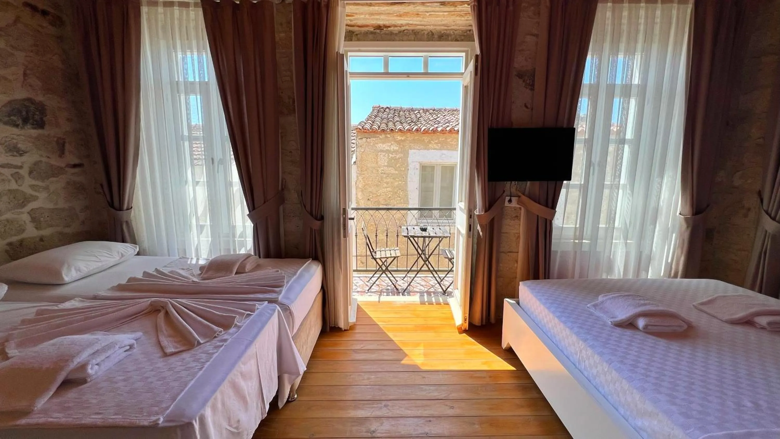 Photo of the whole room, Bed in Jardin d'Azur Alaçatı