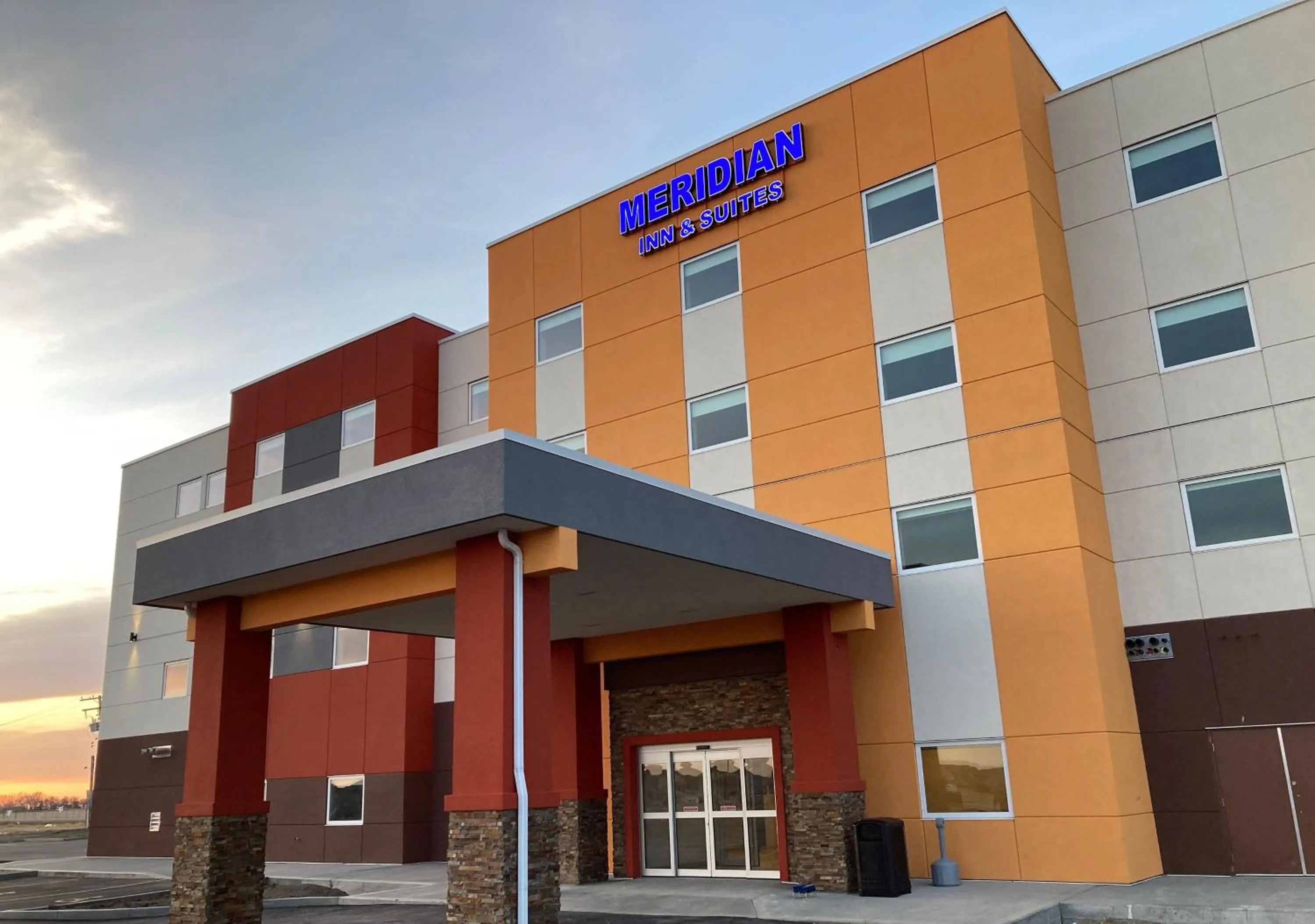 Property building in Meridian Inn & Suites Regina Airport