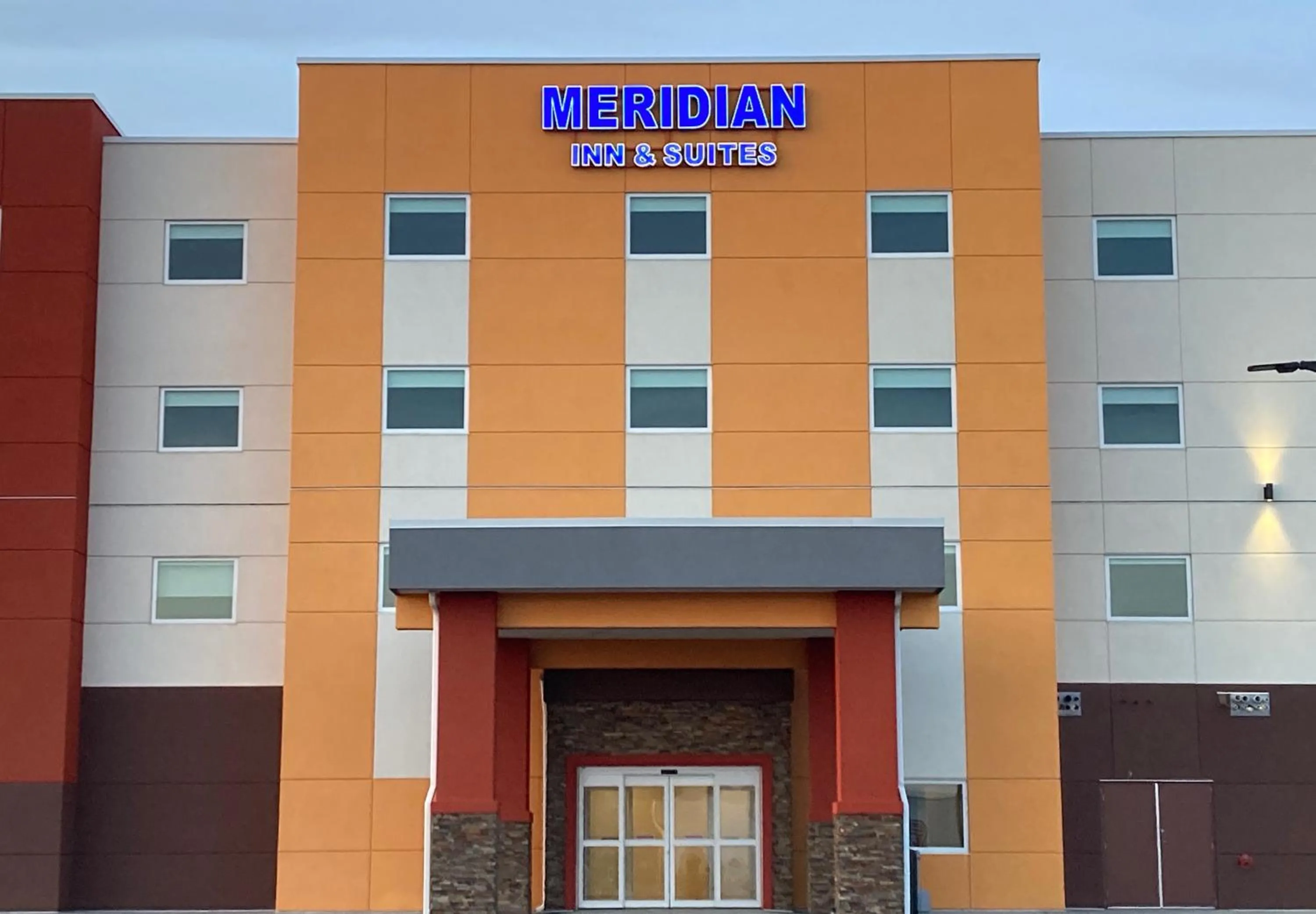 Property building in Meridian Inn & Suites Regina Airport