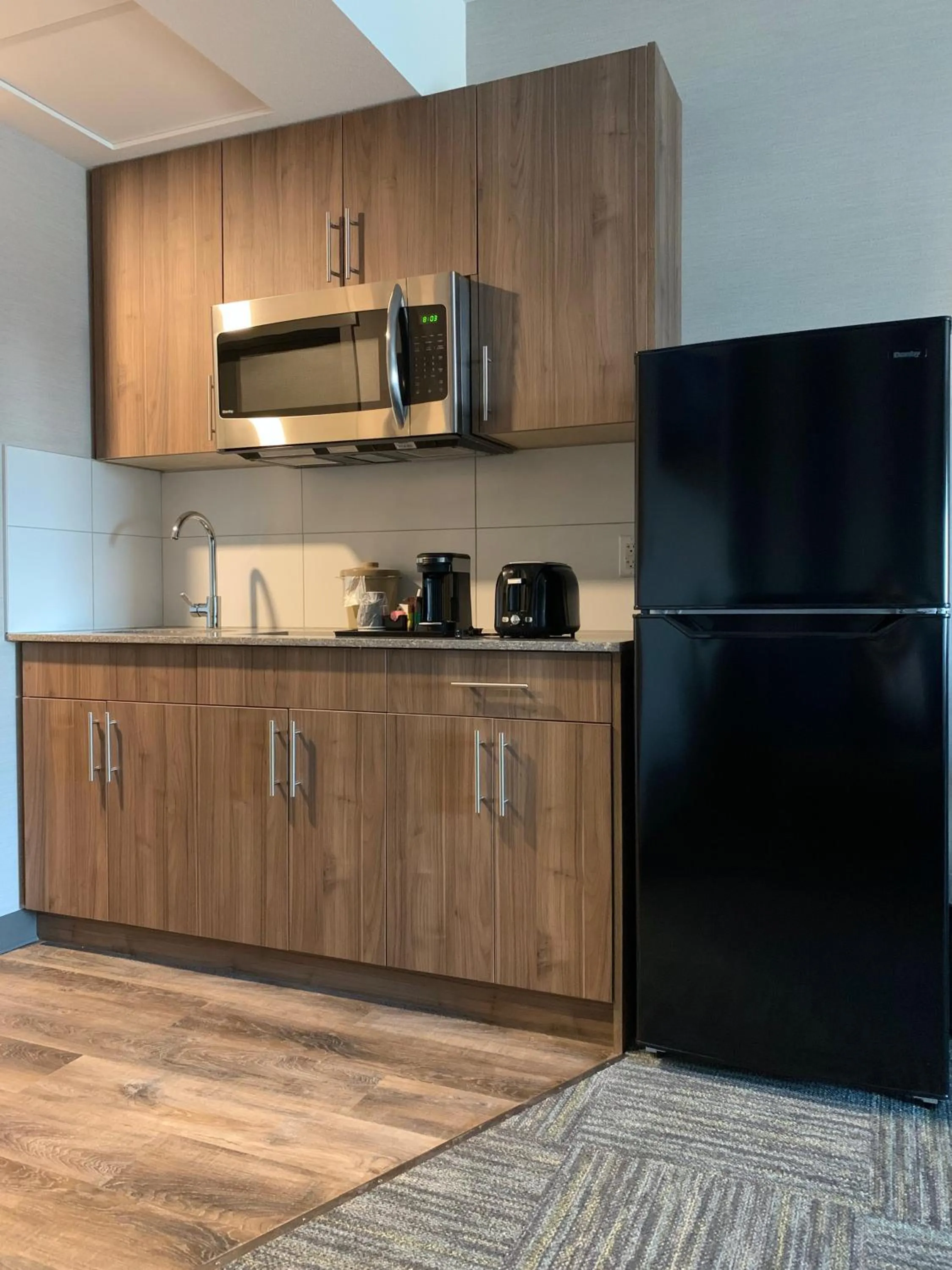 Kitchen or kitchenette in Meridian Inn & Suites Regina Airport