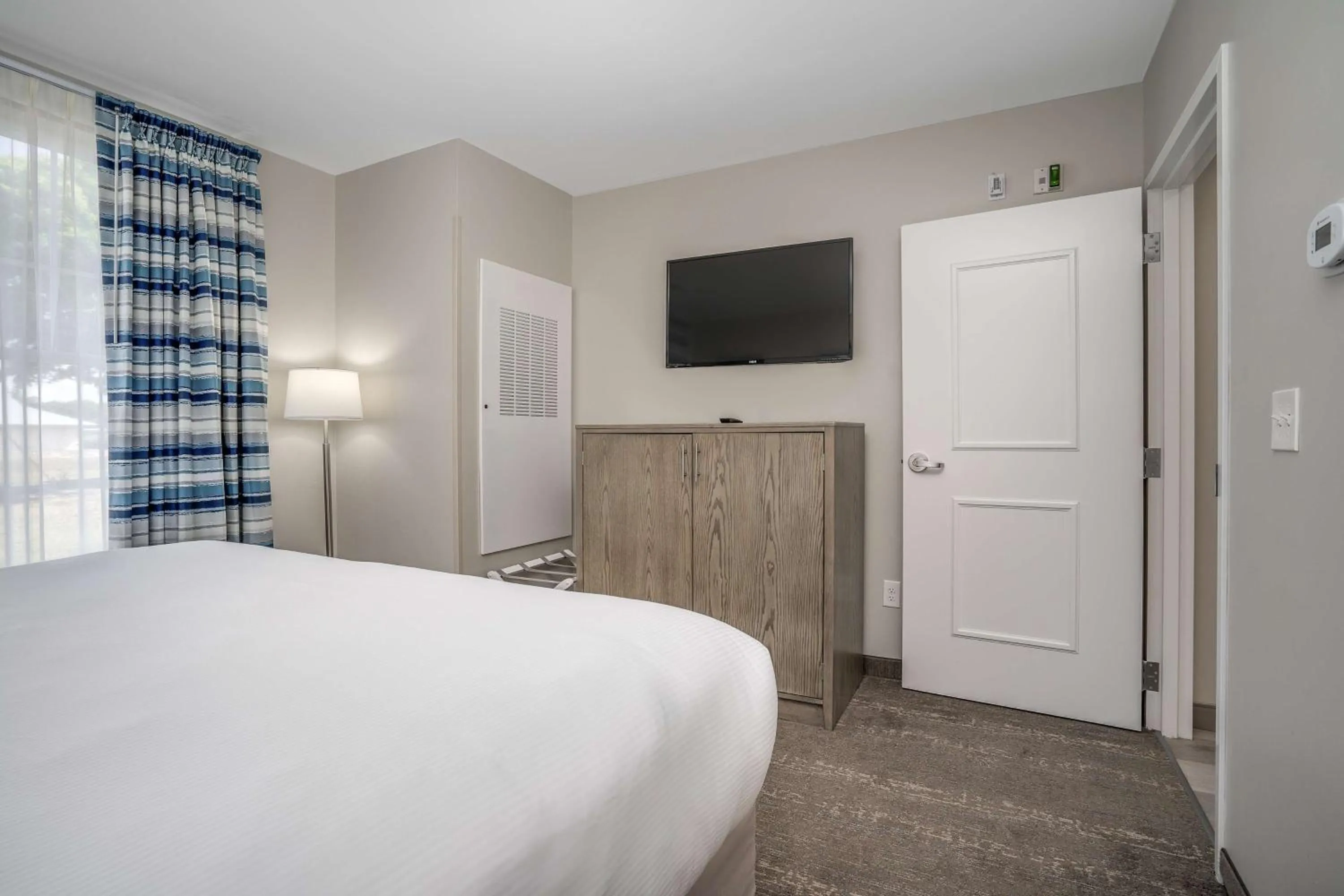 Photo of the whole room, Bed in Lighthouse Suites - Best Western Signature Collection