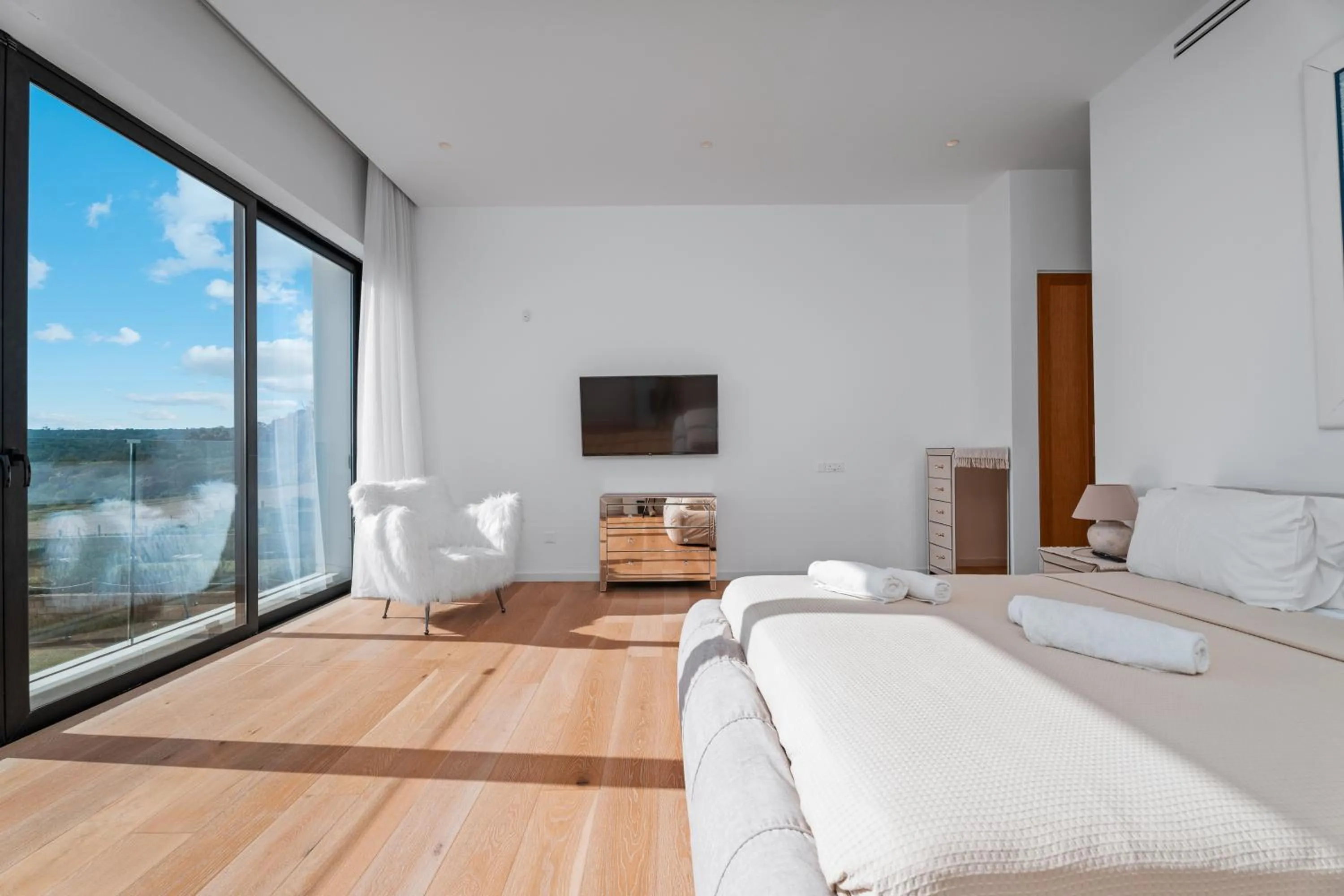 Bed in Periyiali Konnos Villas Beach Resort