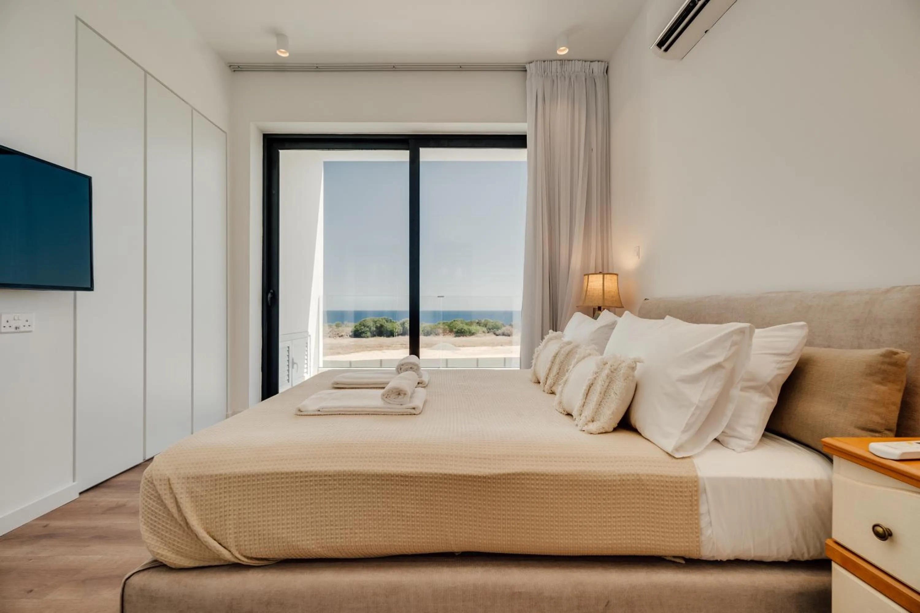 Bed in Periyiali Konnos Villas Beach Resort