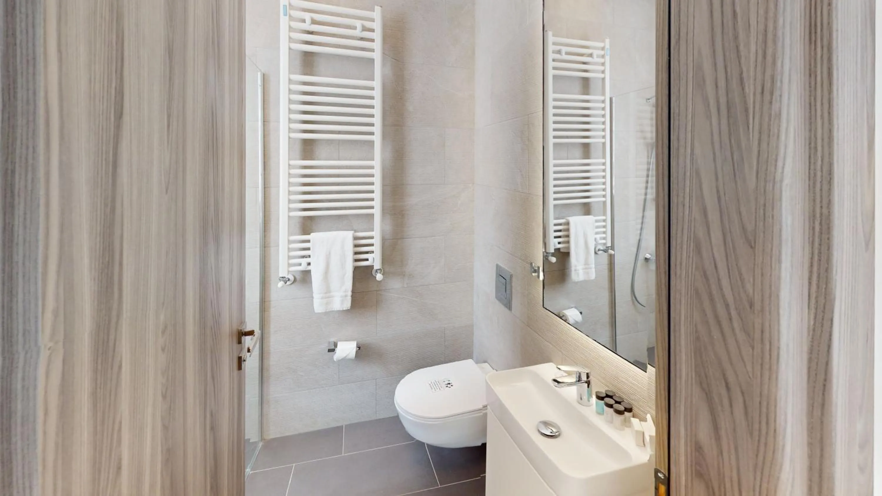 Bathroom in Periyiali Konnos Villas Beach Resort