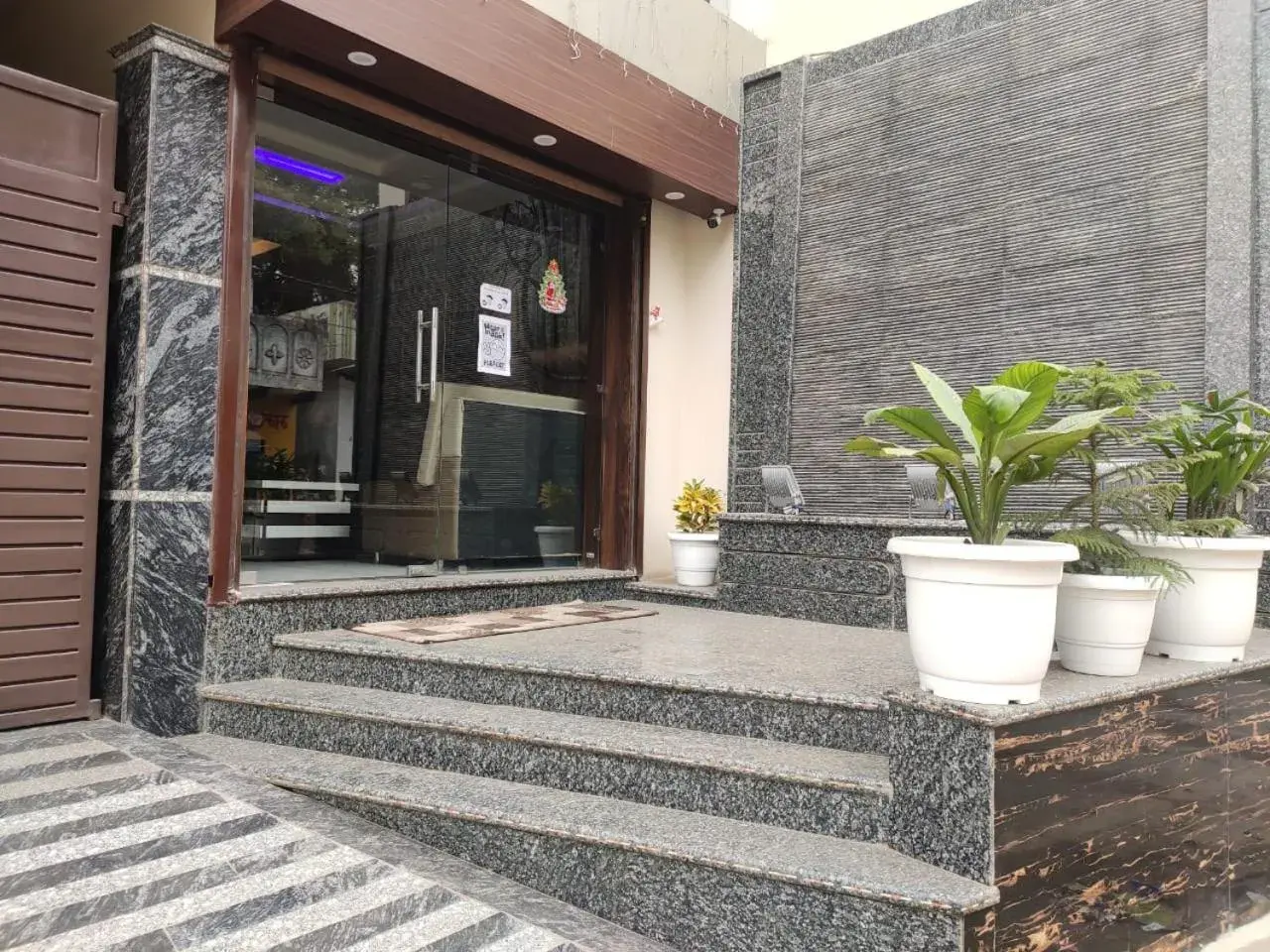 Facade/entrance in Hotel KB Palace Facade/entrance in Hotel KB Palace