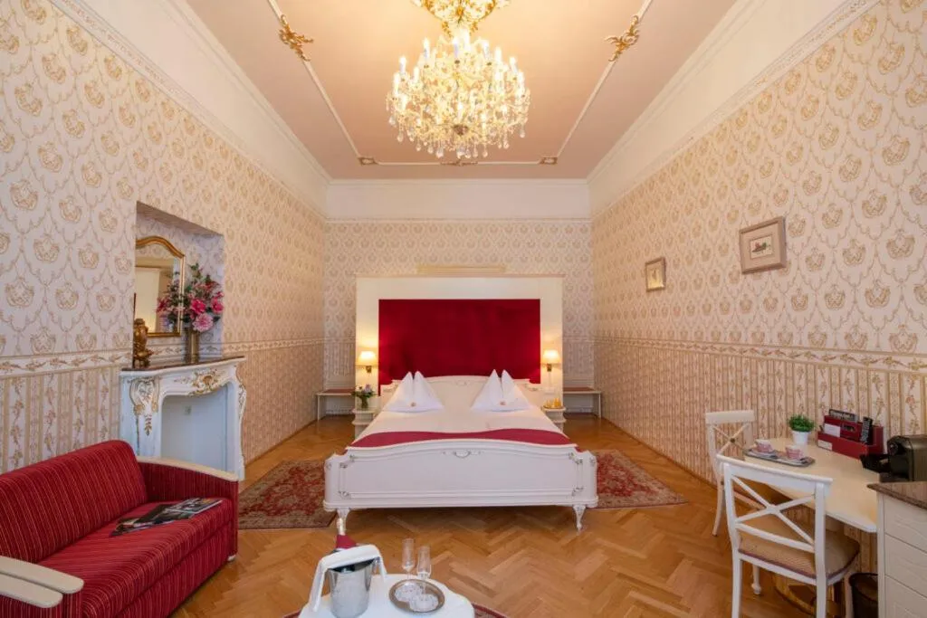 Bed in Pertschy Palais Hotel