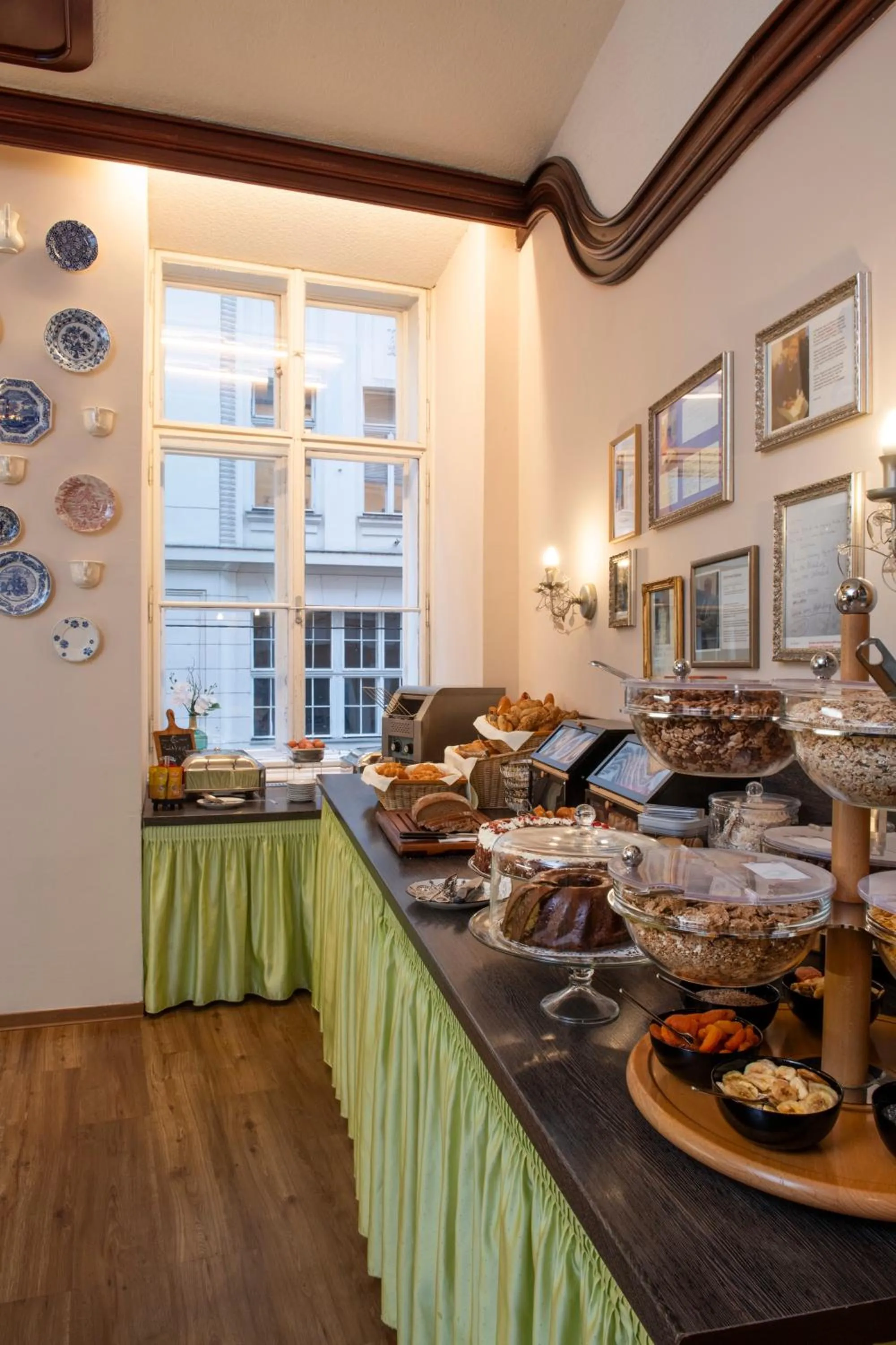 Buffet breakfast in Pertschy Palais Hotel