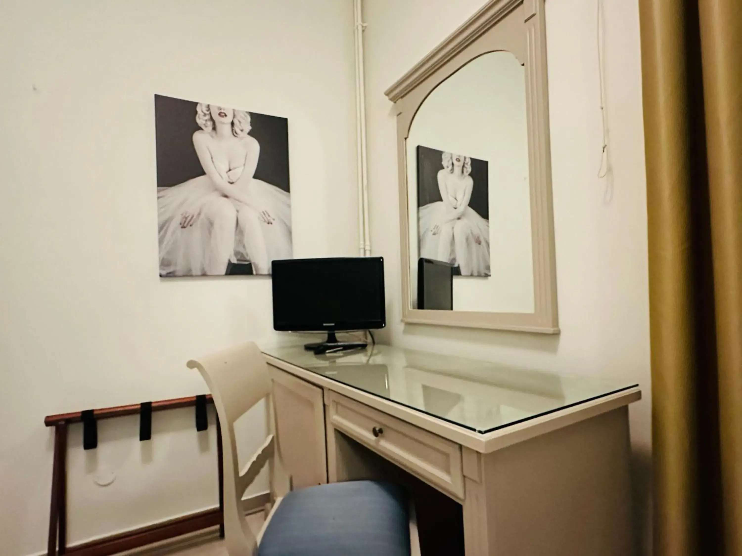 Small Single Room - single occupancy in Hotel Bristol Small Single Room - single occupancy in Hotel Bristol