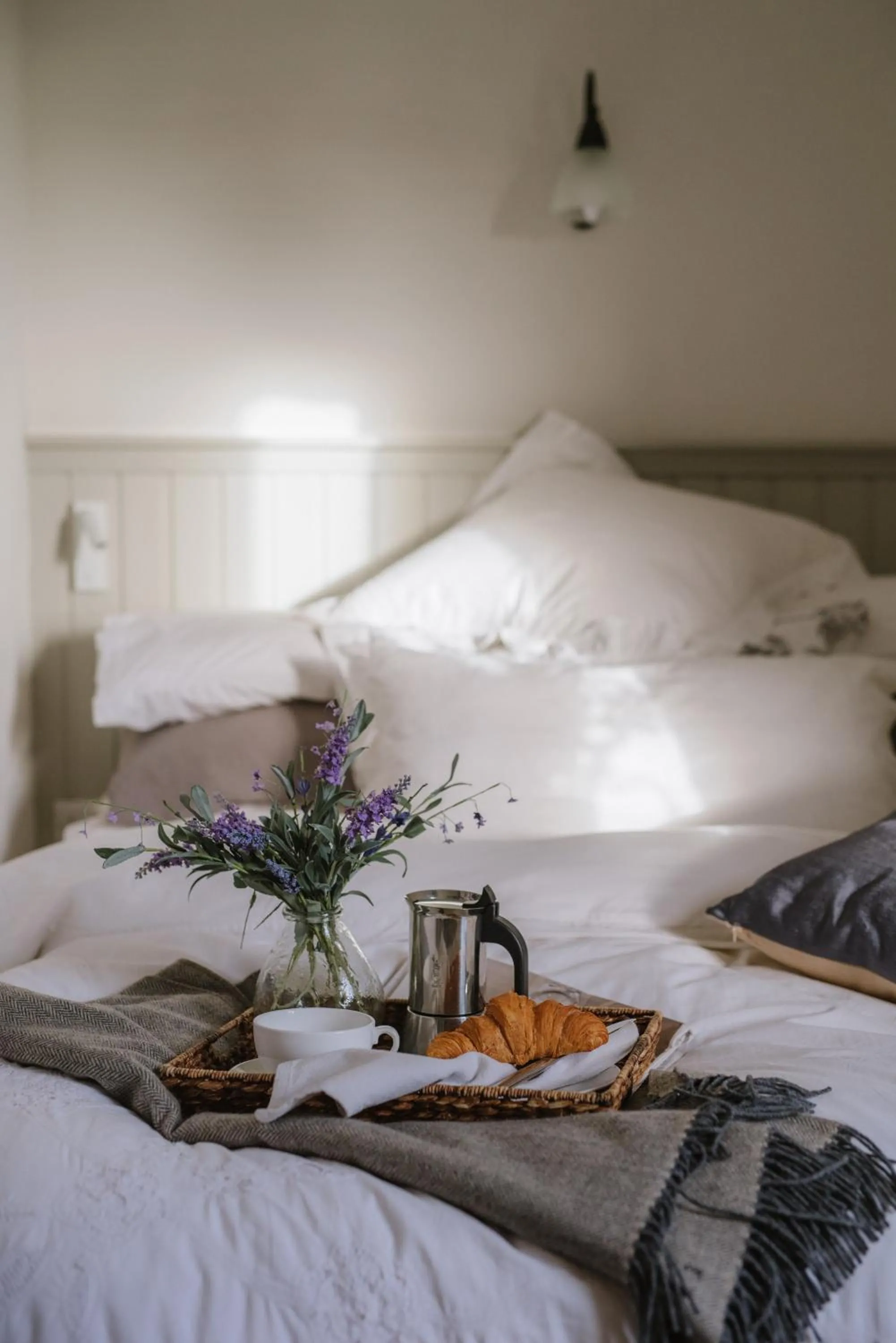 Bedroom, Bed in Elm Tree Cottage