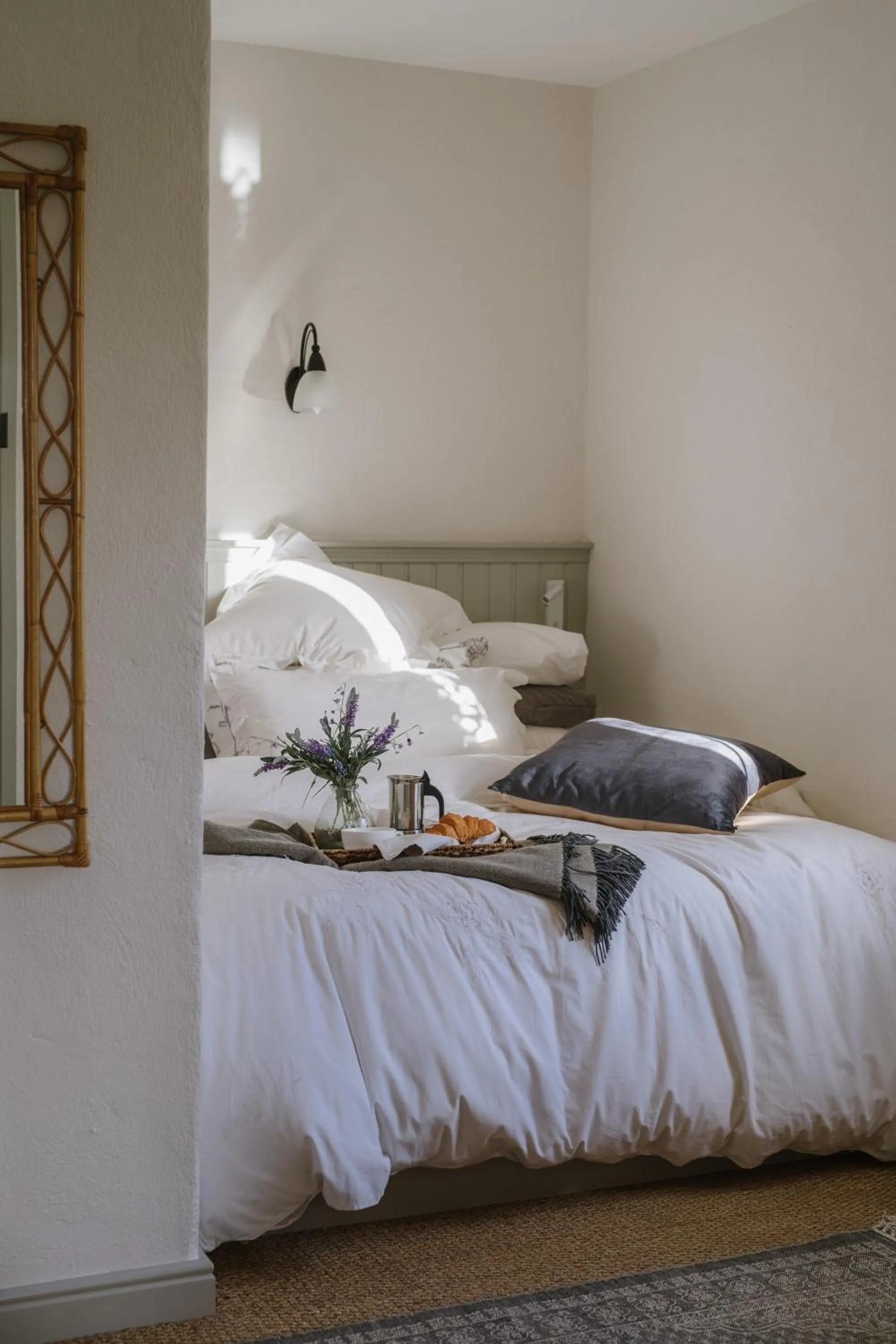 Bedroom, Bed in Elm Tree Cottage
