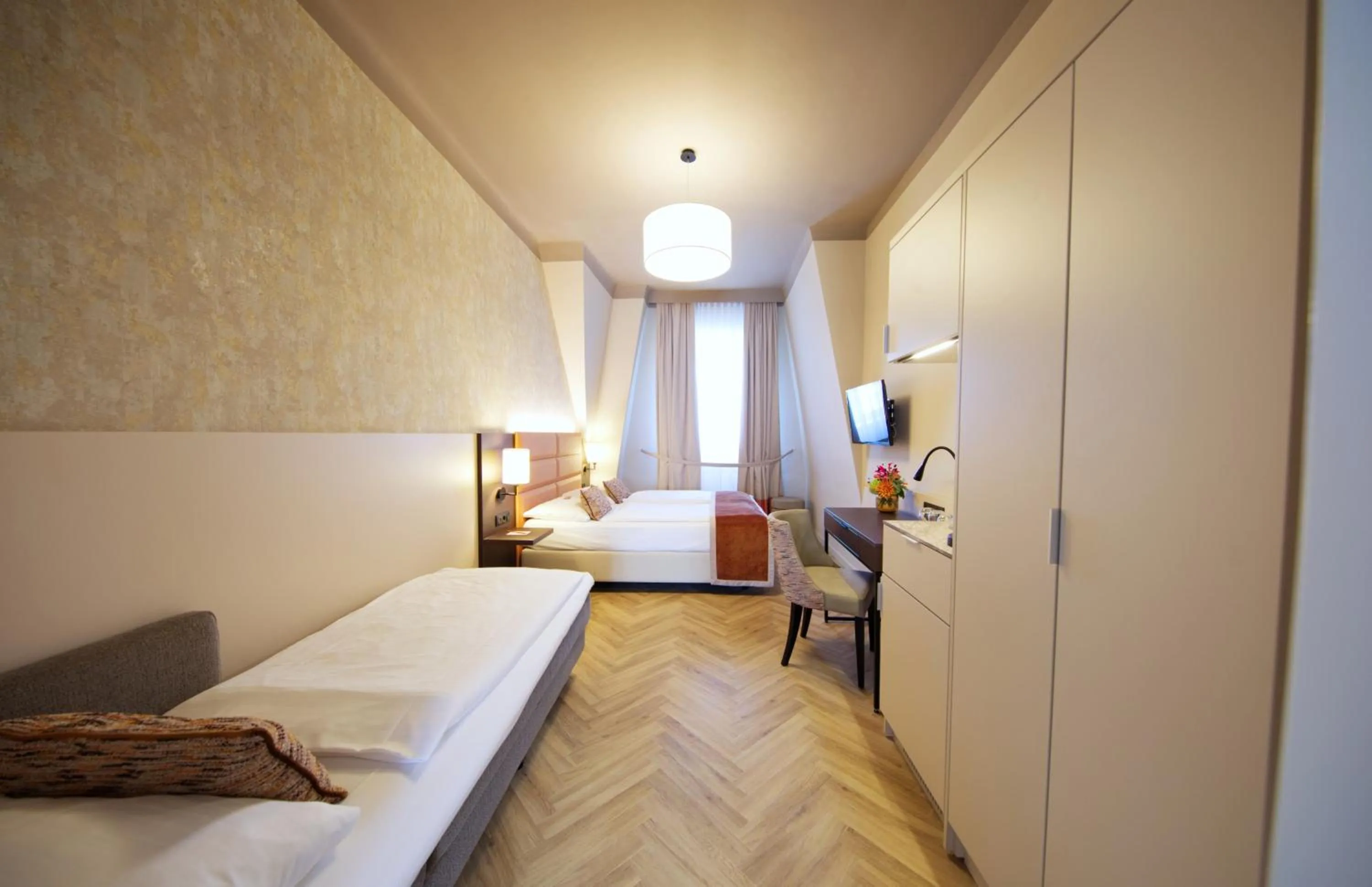 Photo of the whole room, Bed in Drei Kronen Hotel Wien City