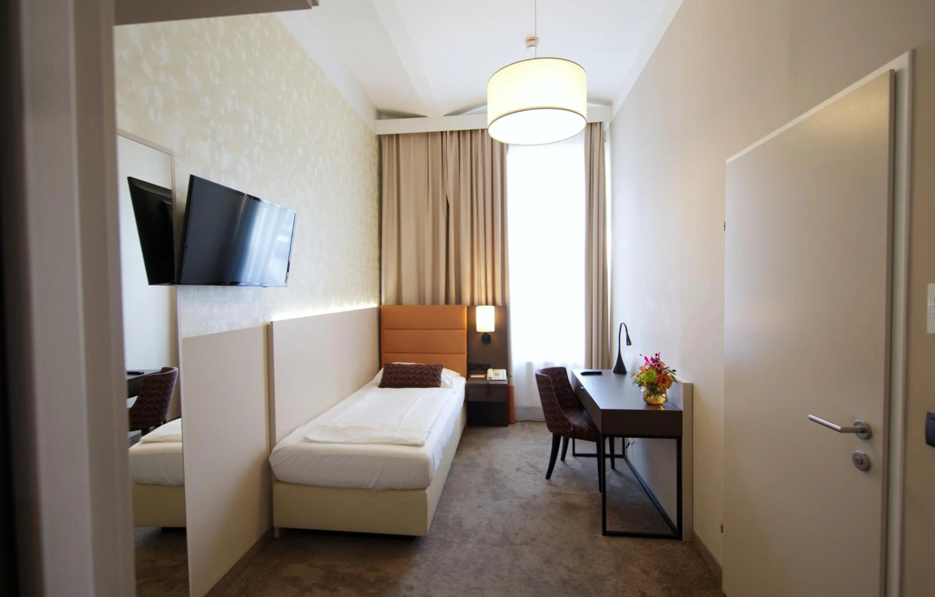 Photo of the whole room, Bed in Drei Kronen Hotel Wien City