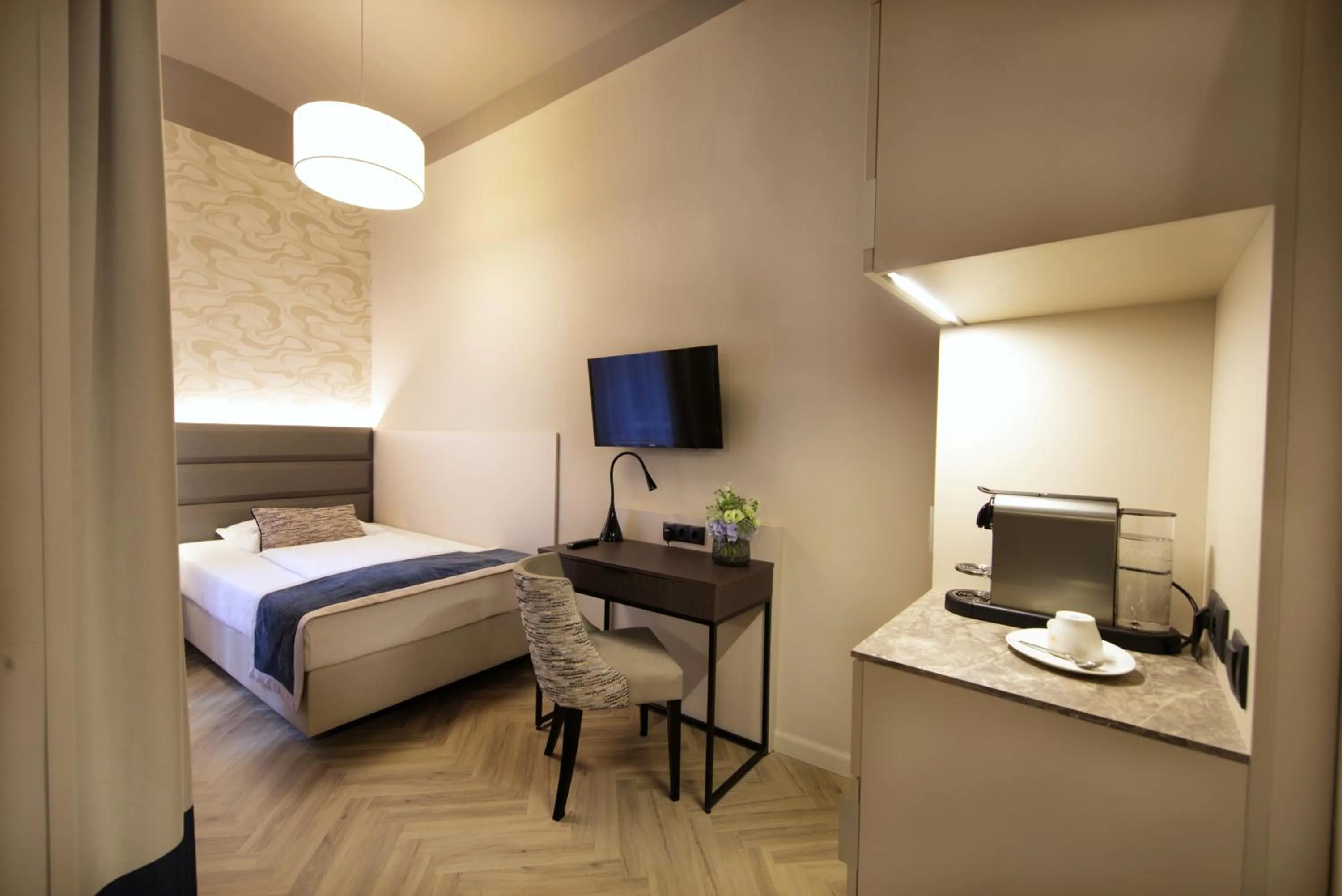 Photo of the whole room, Bed in Drei Kronen Hotel Wien City