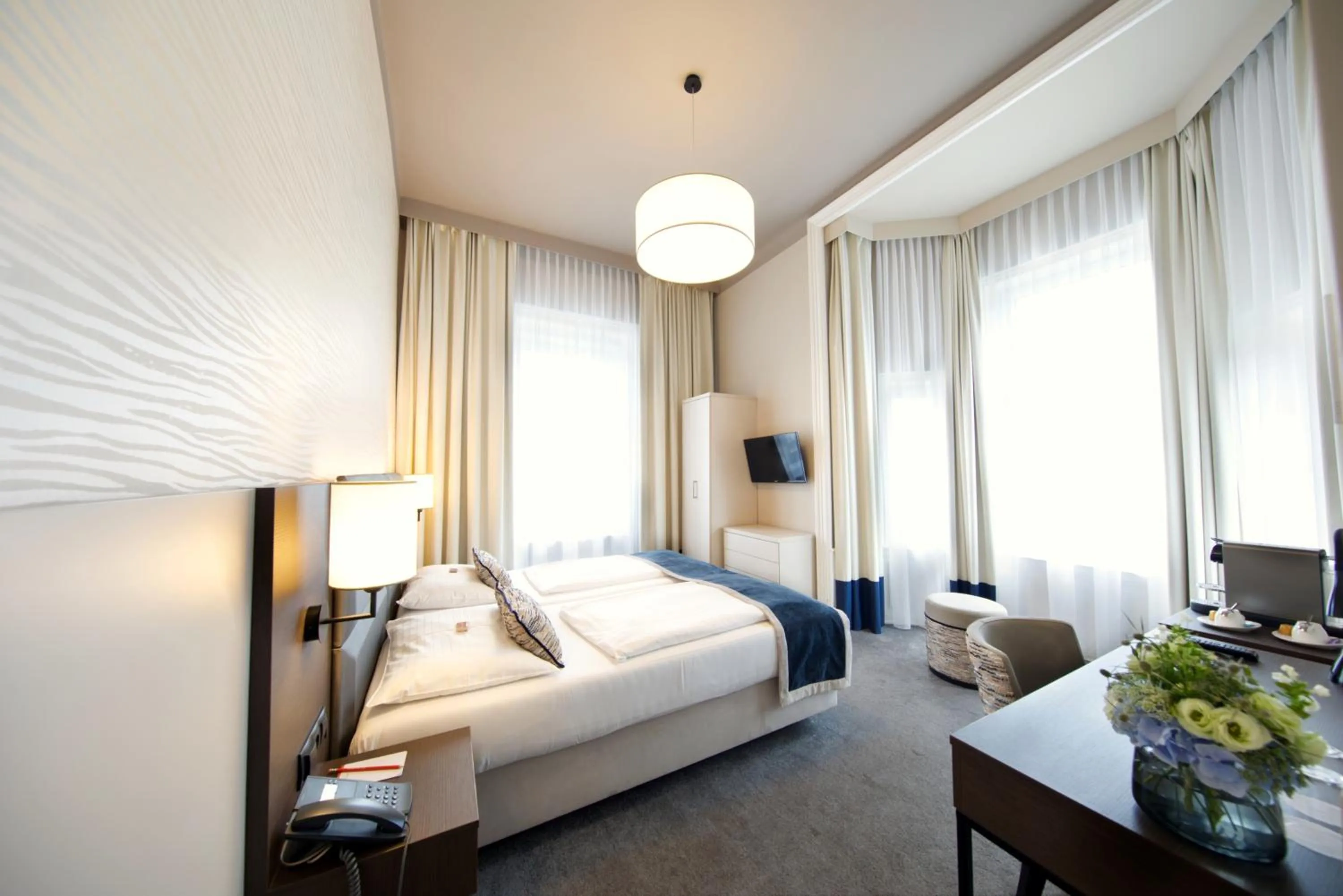 Photo of the whole room, Bed in Drei Kronen Hotel Wien City