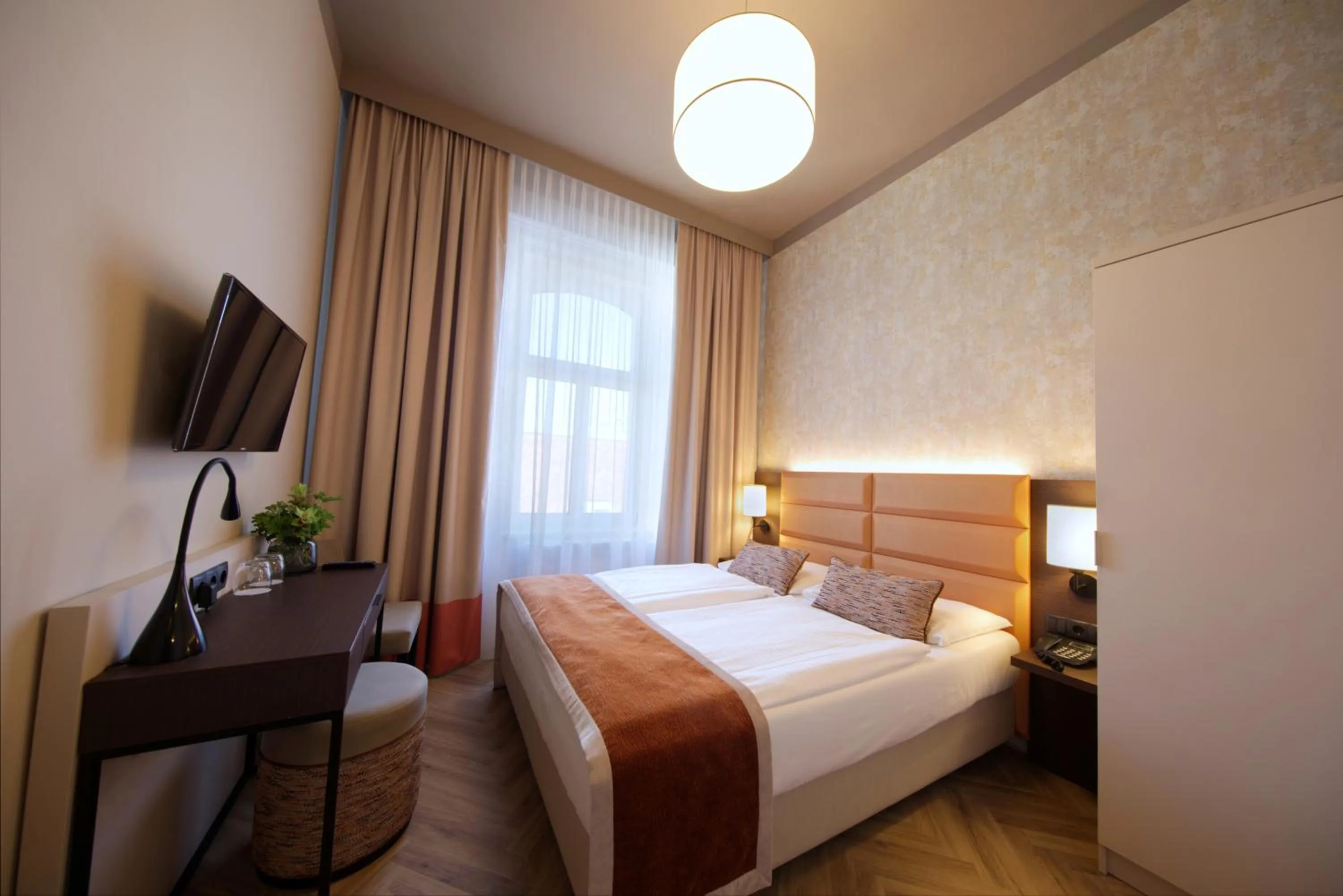 Photo of the whole room, Bed in Drei Kronen Hotel Wien City