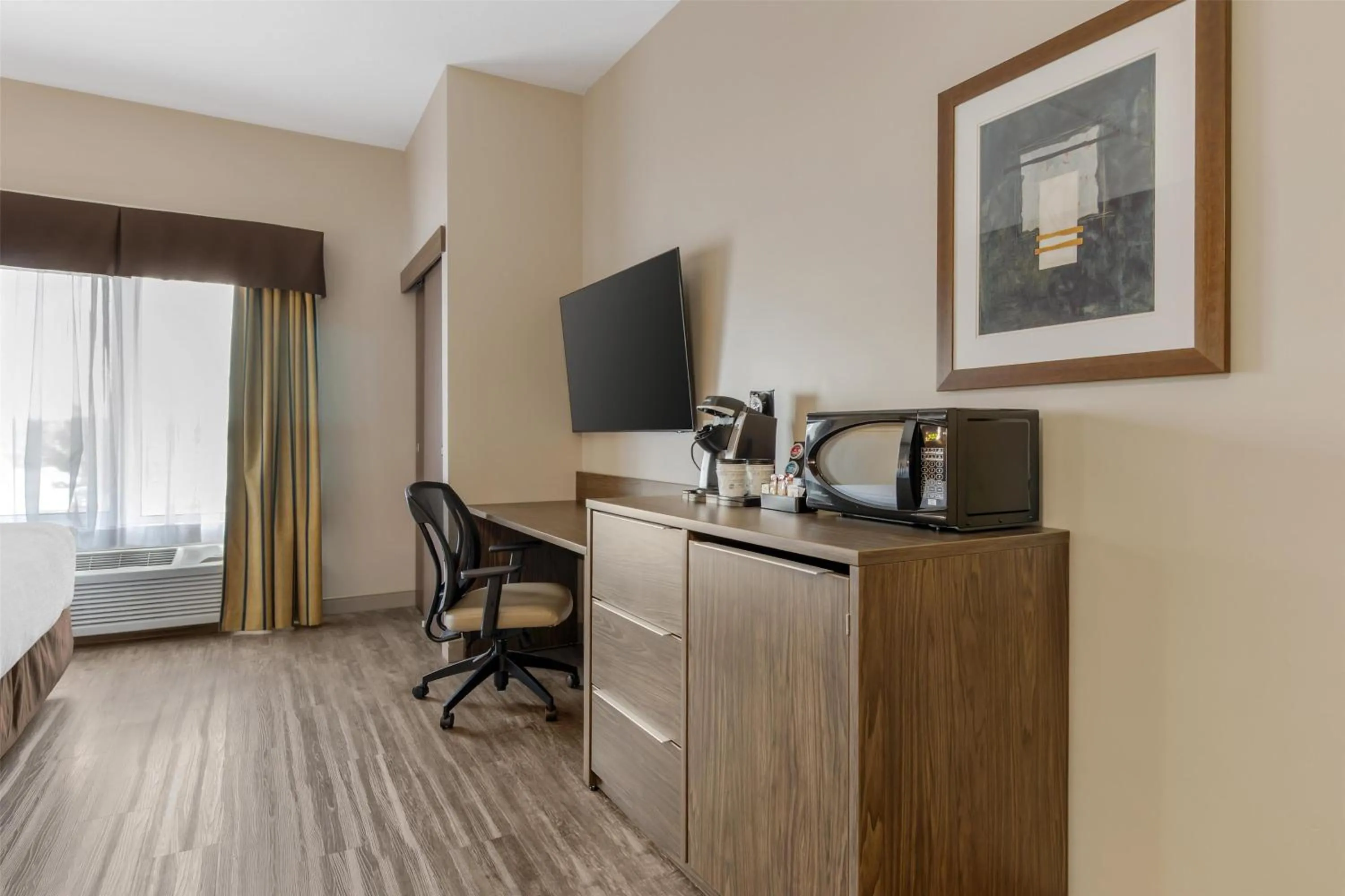 Bedroom in Best Western Plus Winnipeg West