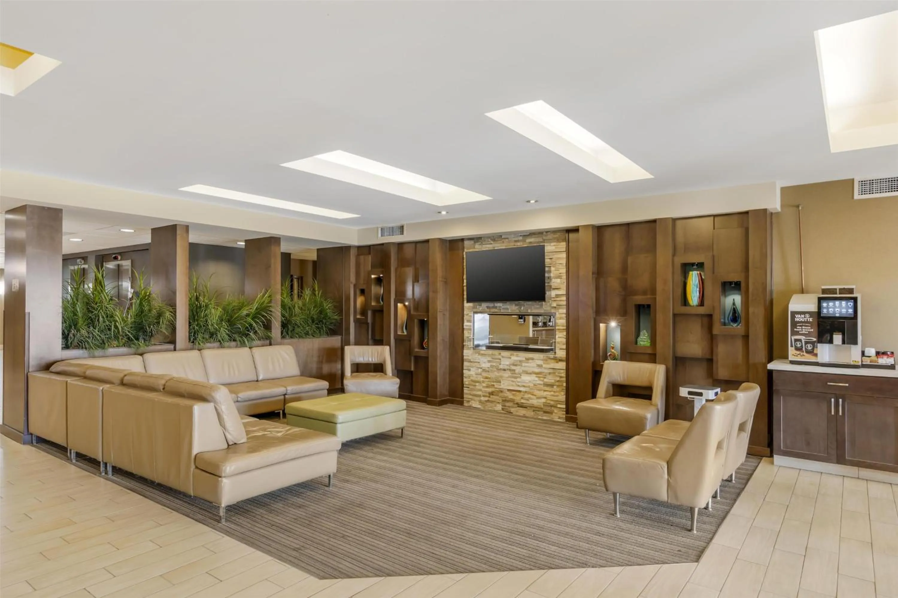 Lobby or reception in Best Western Plus Winnipeg West