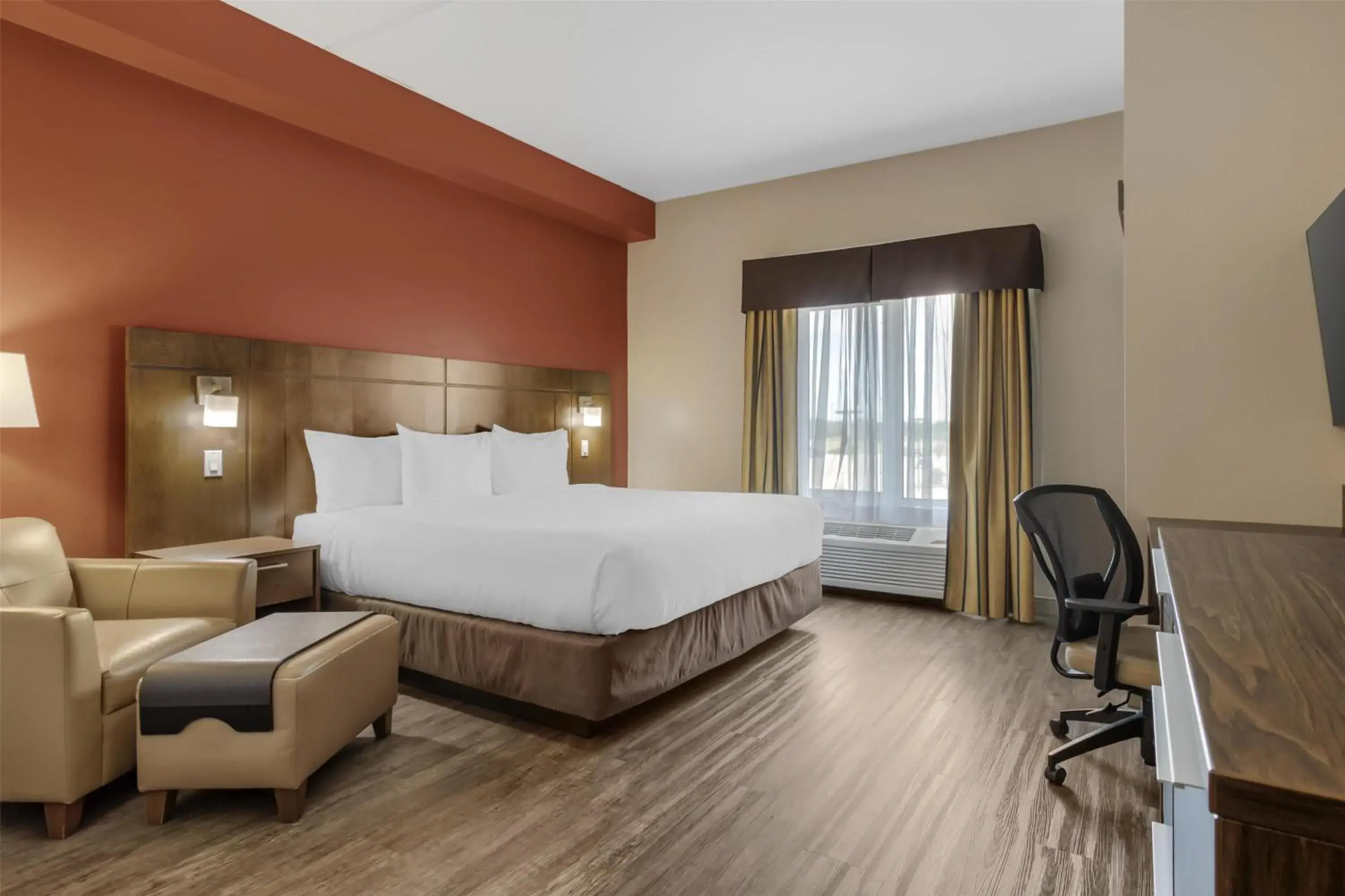 Bedroom, Bed in Best Western Plus Winnipeg West Bedroom, Bed in Best Western Plus Winnipeg West