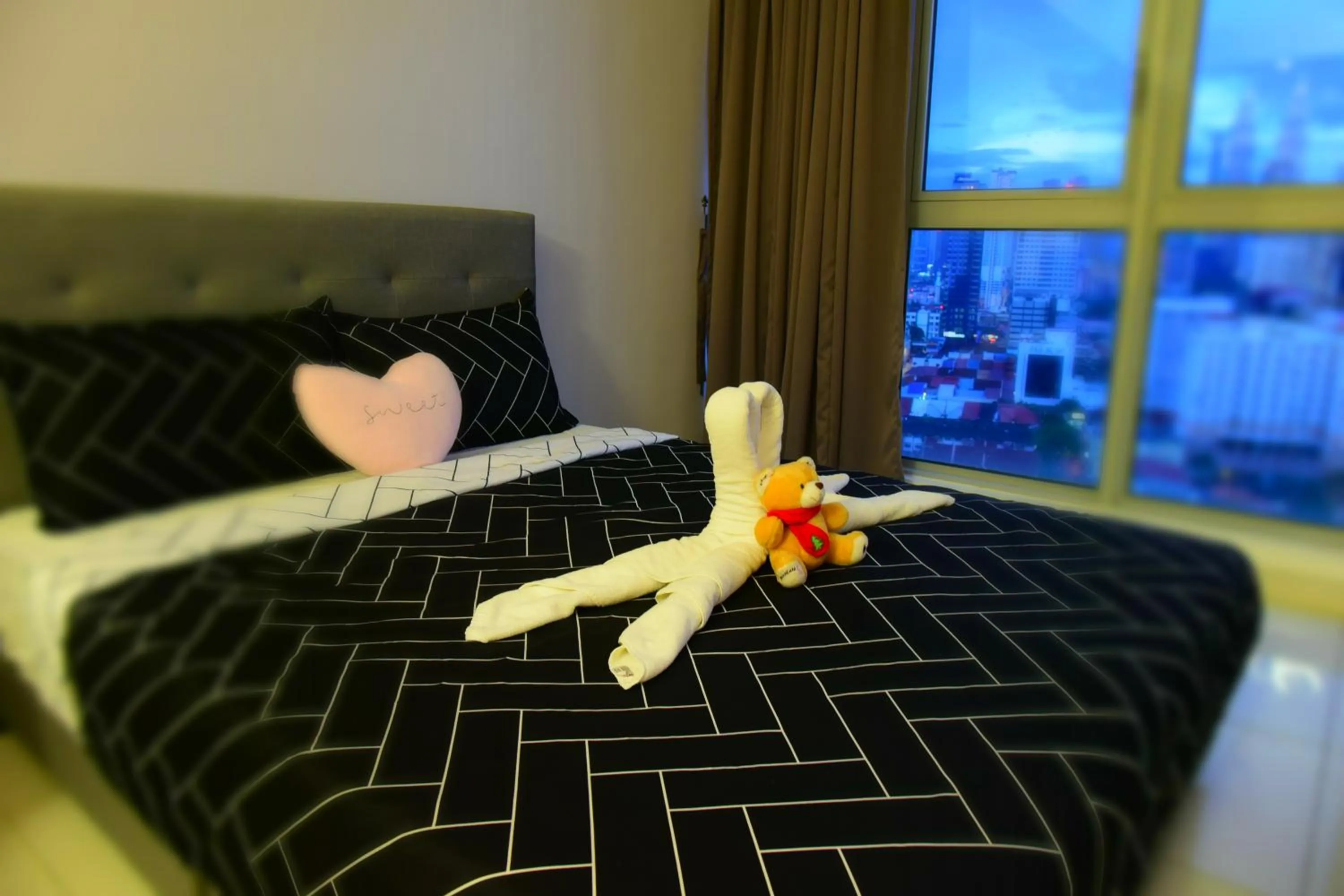 Bed in Wonderful KLCC View at Regalia Suites