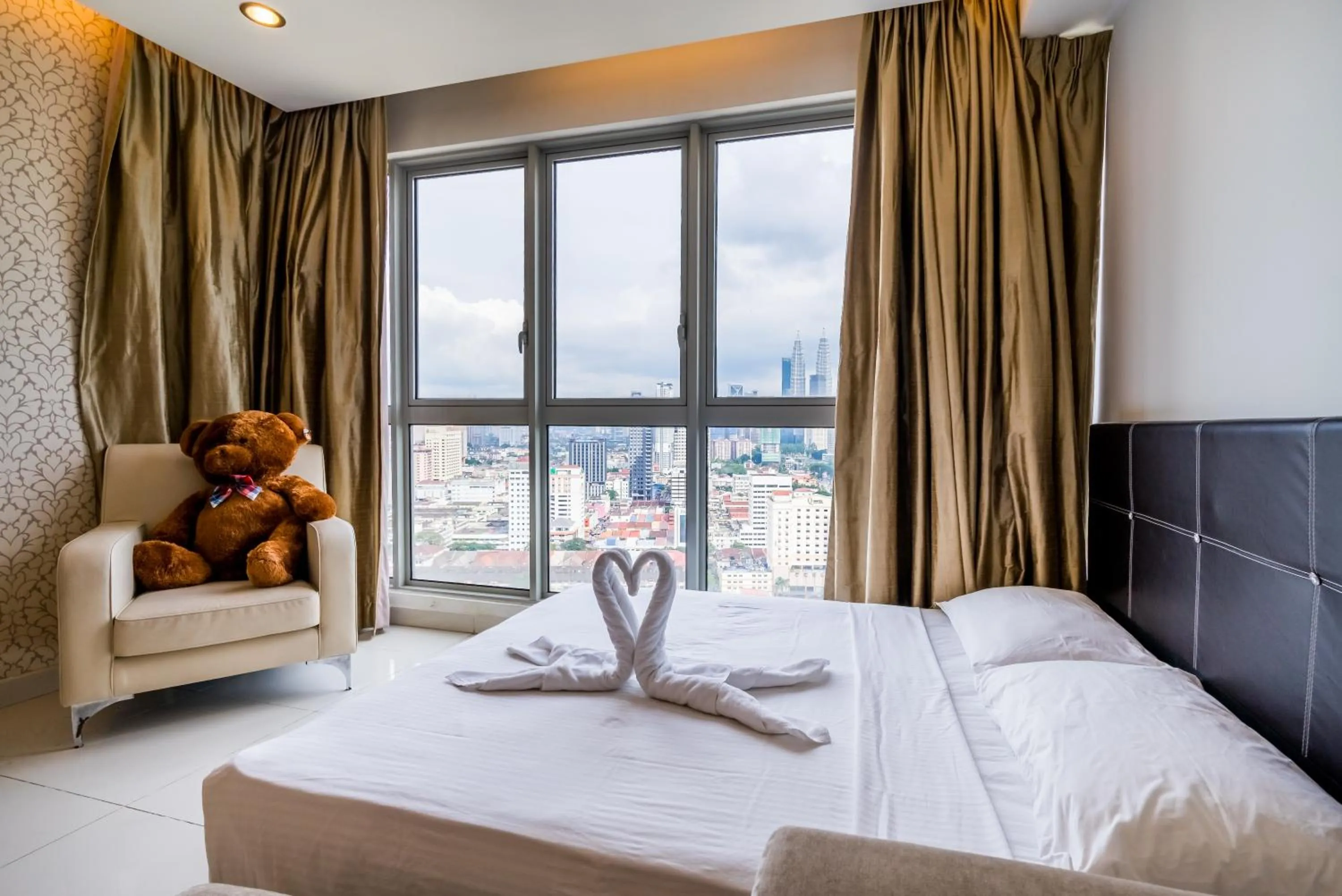 Bed in Wonderful KLCC View at Regalia Suites