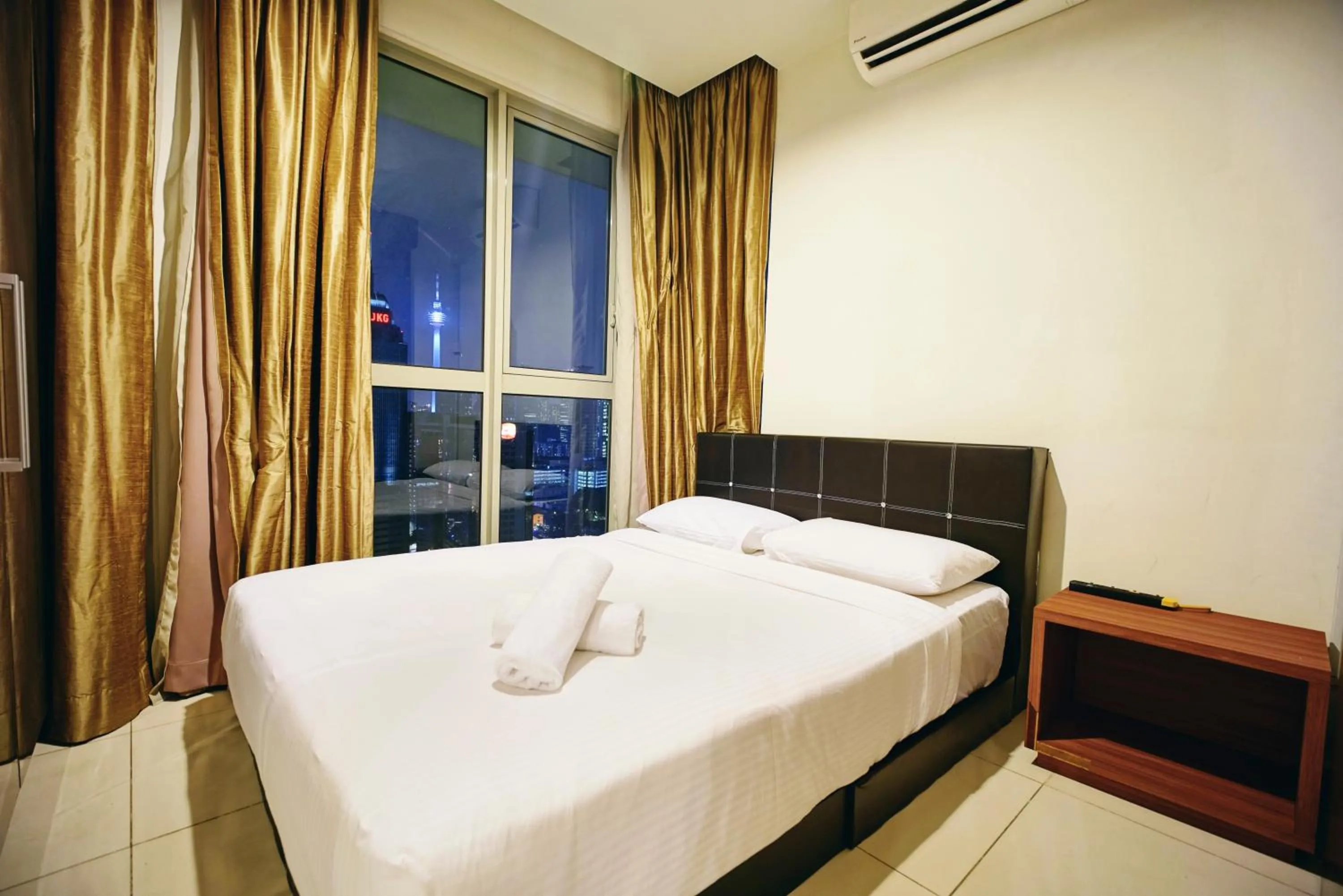 Bed in Wonderful KLCC View at Regalia Suites
