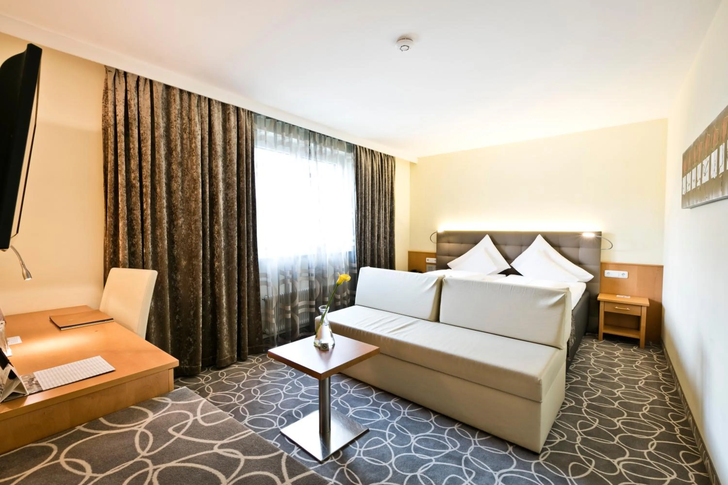 Photo of the whole room, Bed in Stadthotel Goldenes Schiff