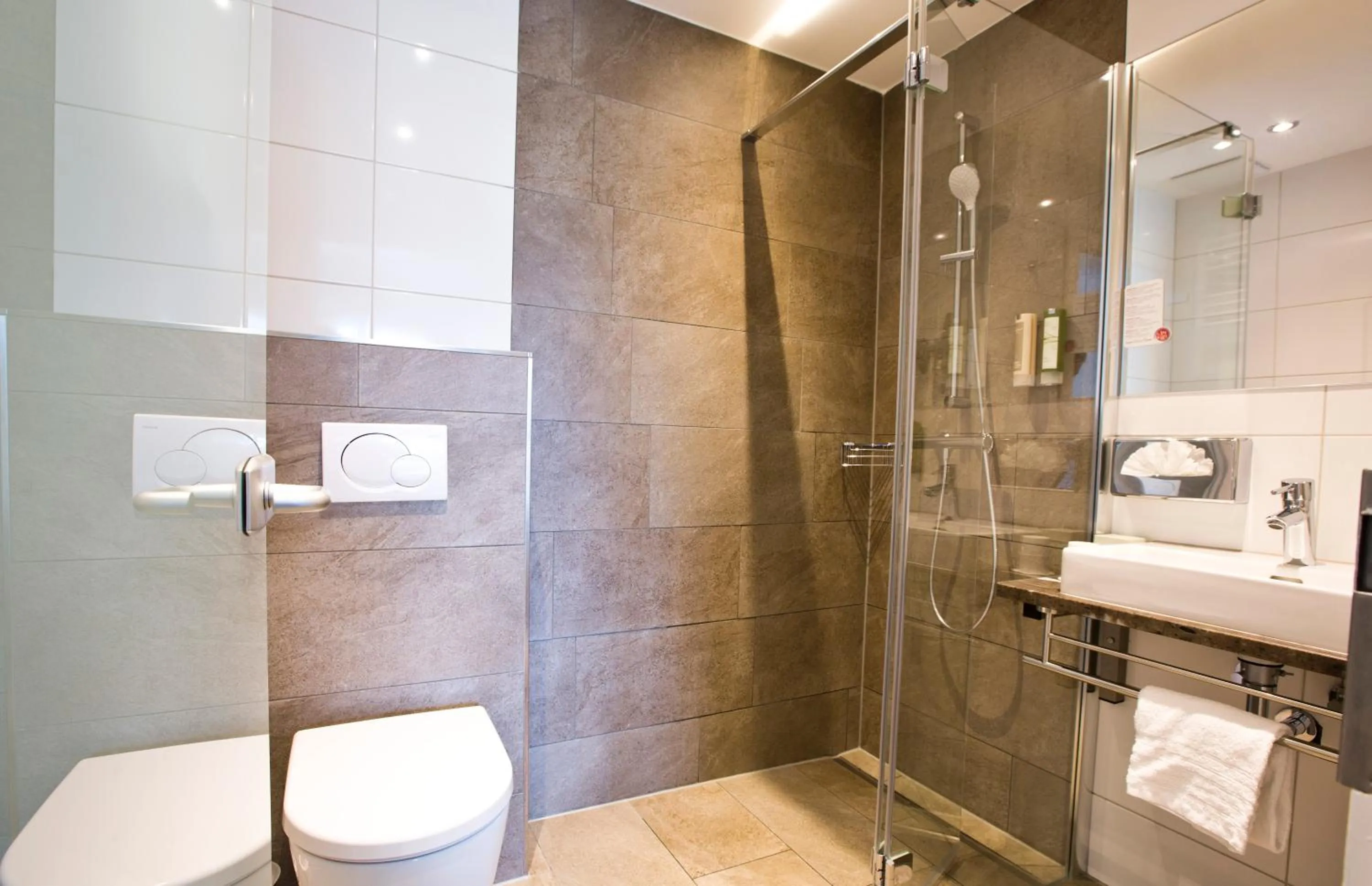 Shower in Stadthotel Goldenes Schiff