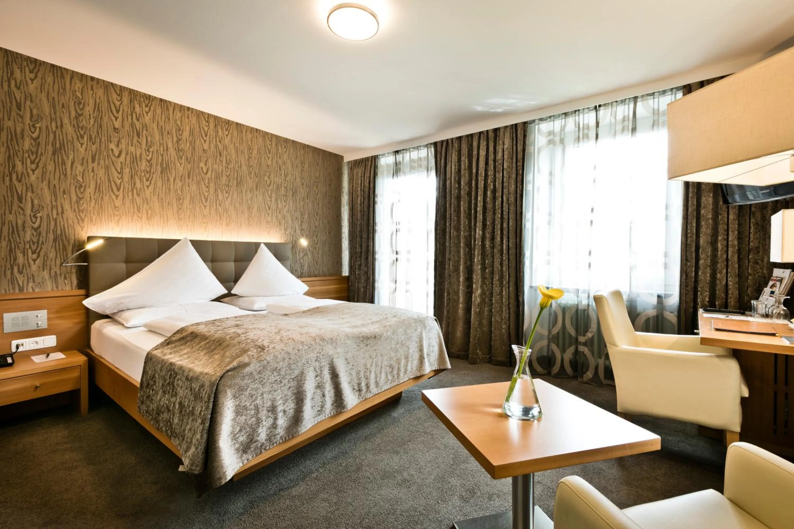 Balcony/Terrace, Bed in Stadthotel Goldenes Schiff