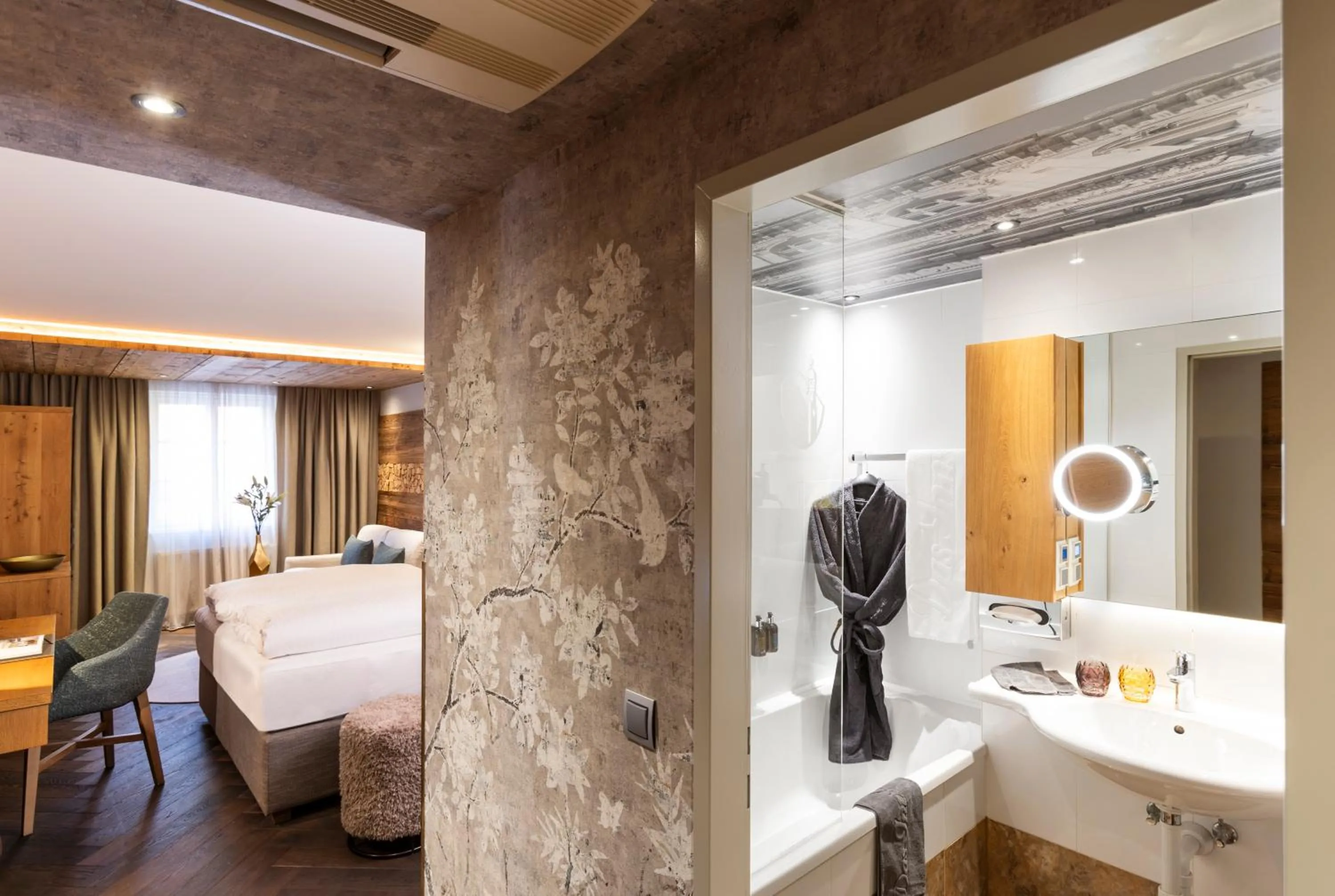 Bathroom, Bed in Hotel Innsbruck