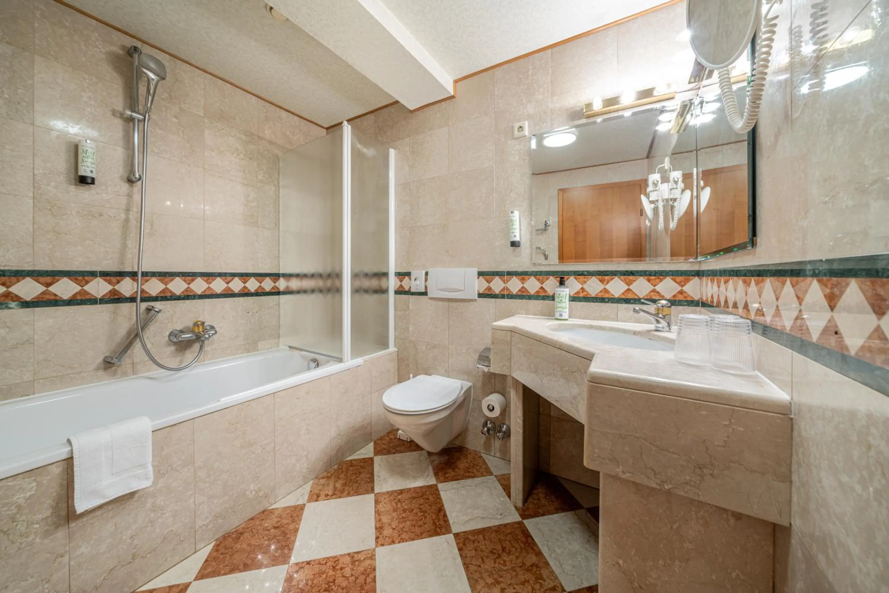 Toilet in Hotel Neue Post I self check-in