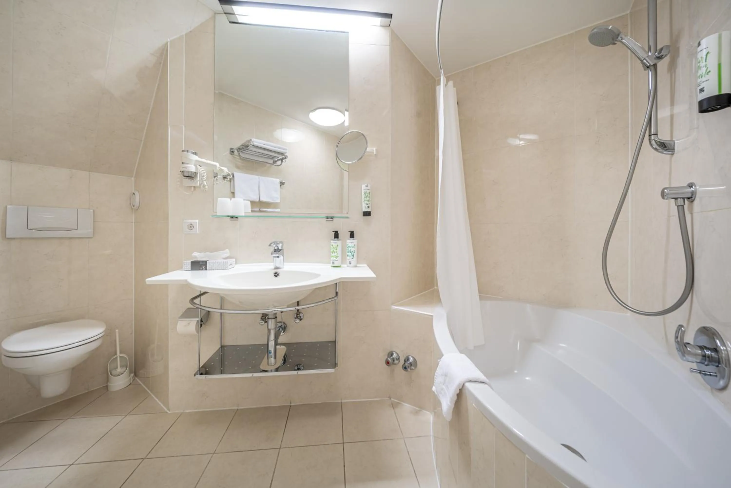 Toilet in Hotel Neue Post I self check-in