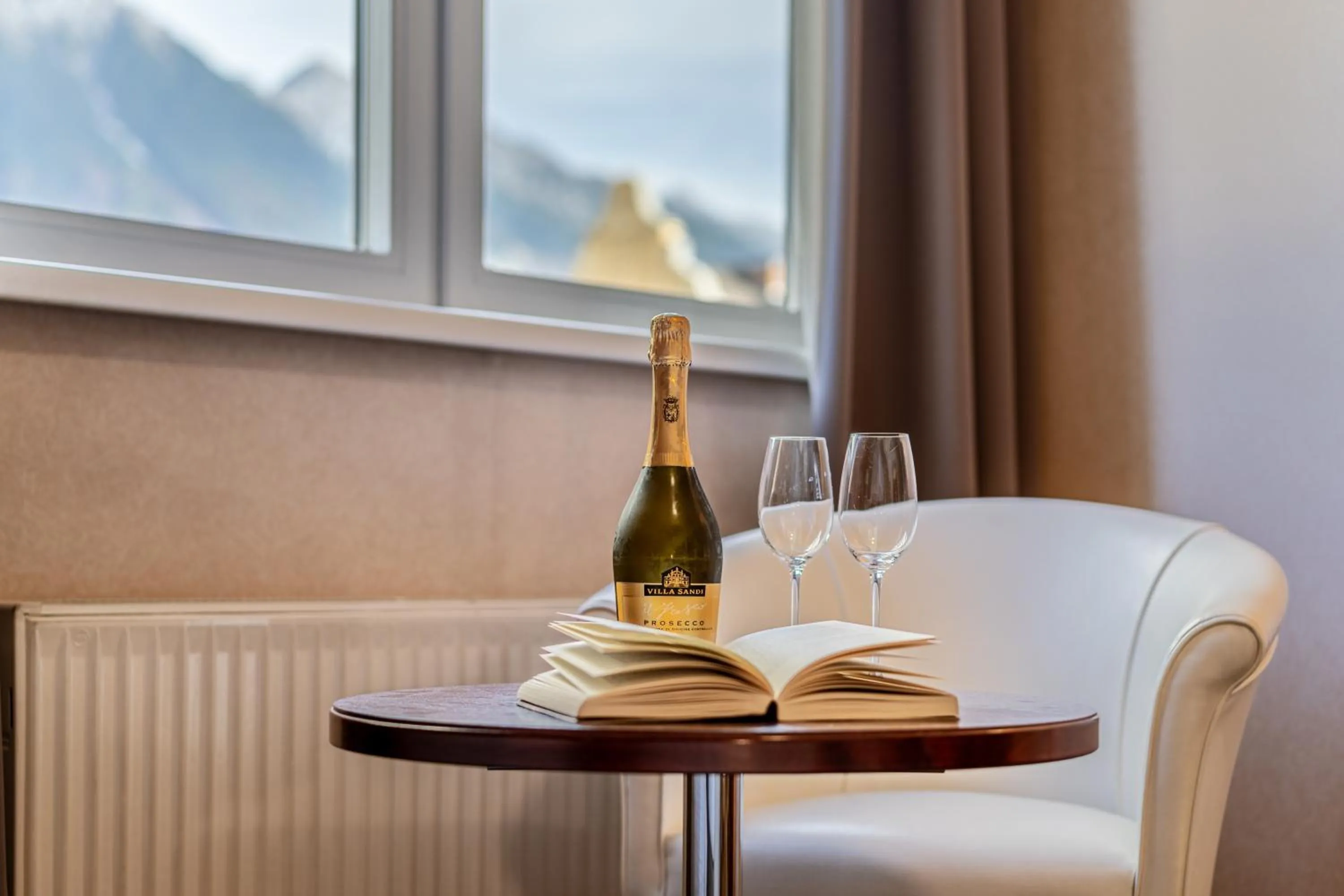 Seating area in Hotel Neue Post I self check-in