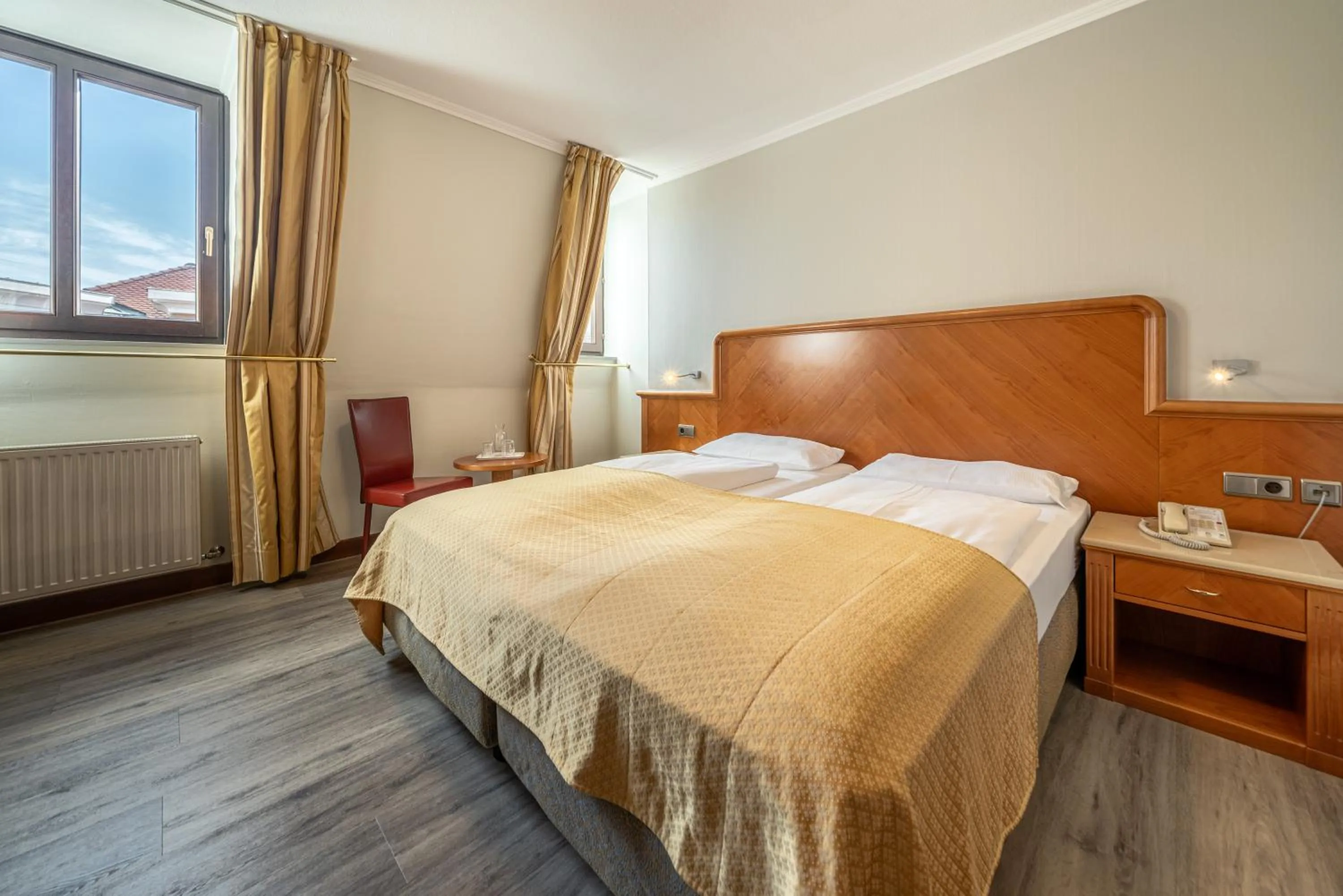 Bed in Hotel Neue Post I self check-in