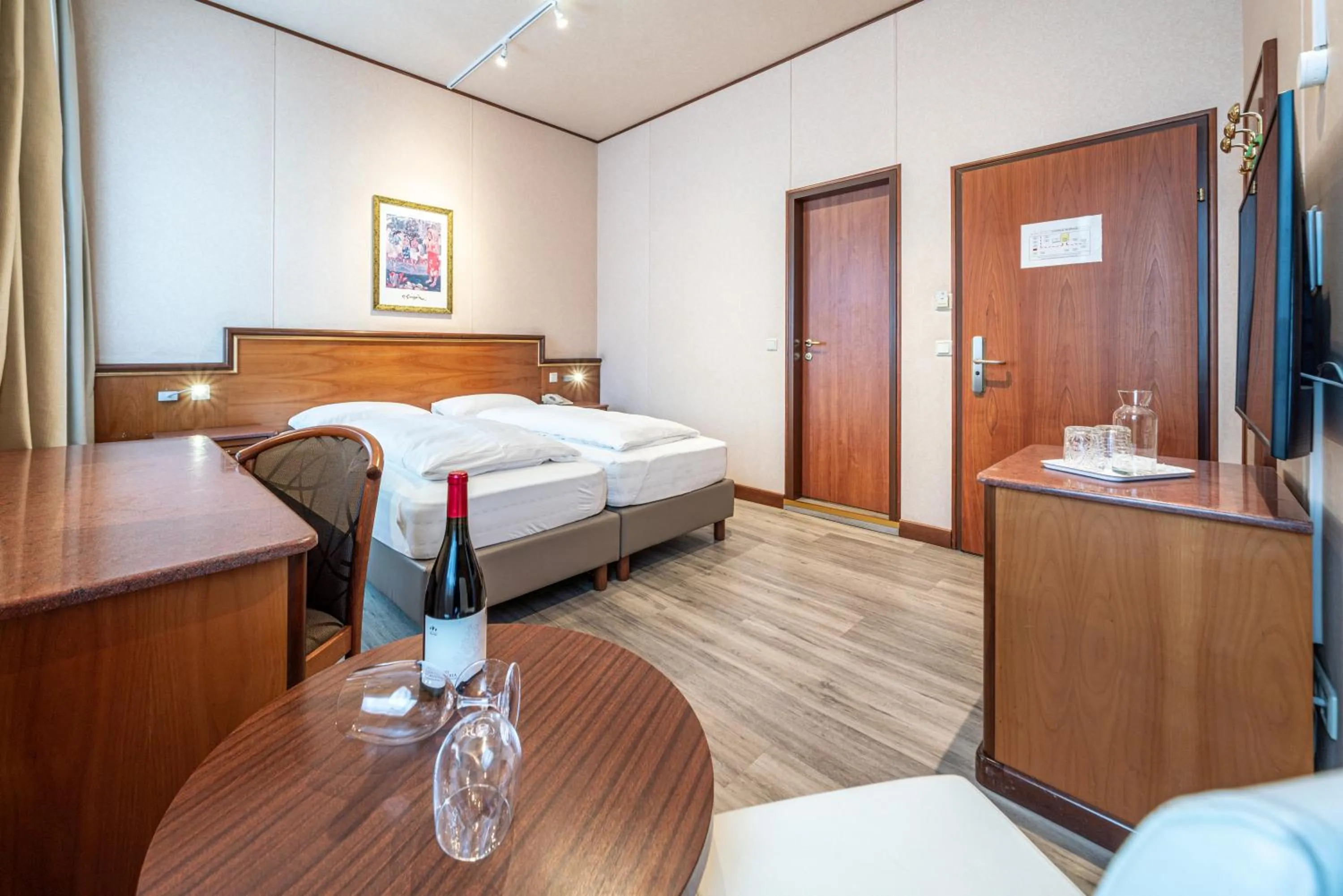 Bed in Hotel Neue Post I self check-in