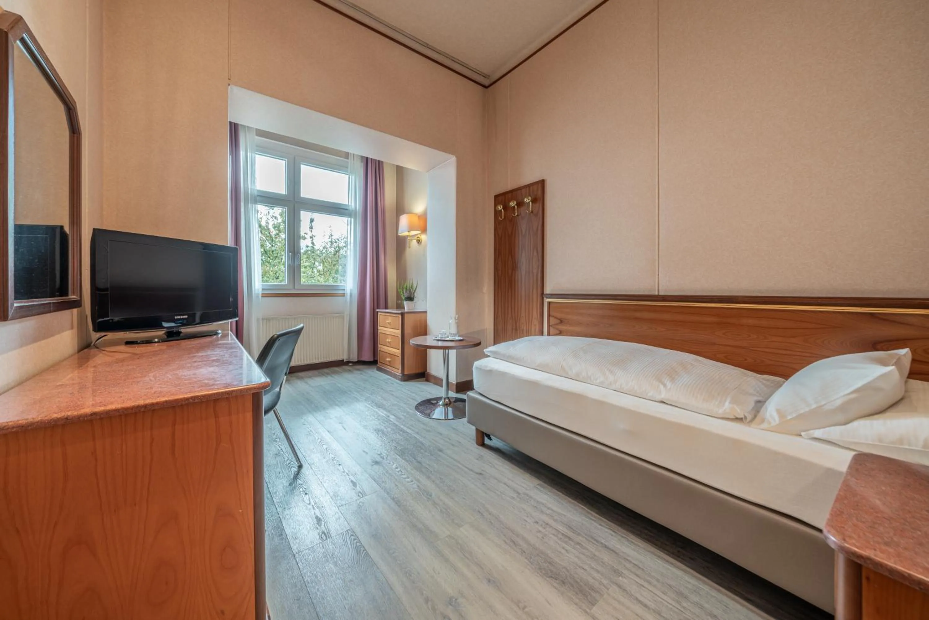 Bed in Hotel Neue Post I self check-in