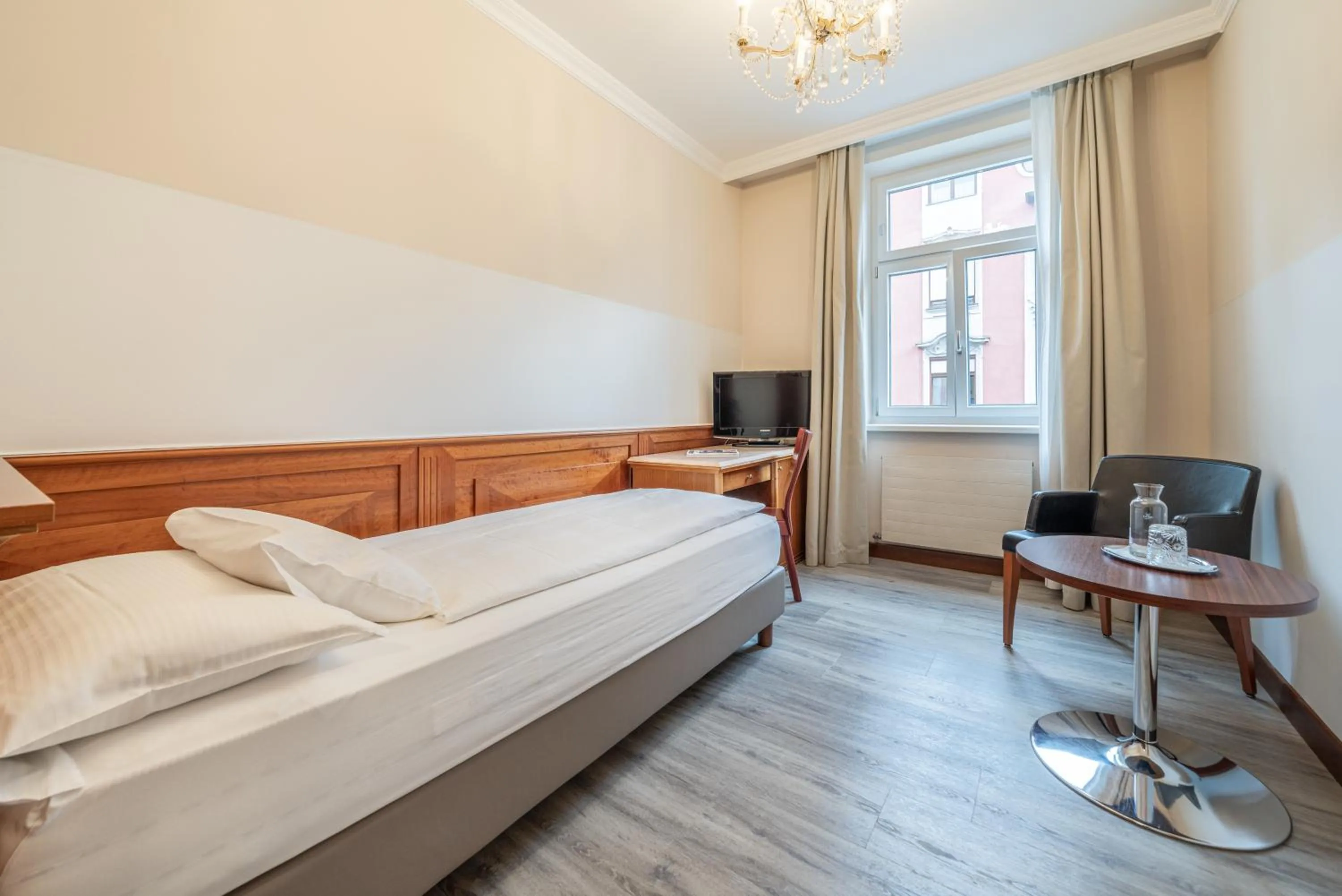 Bed in Hotel Neue Post I self check-in